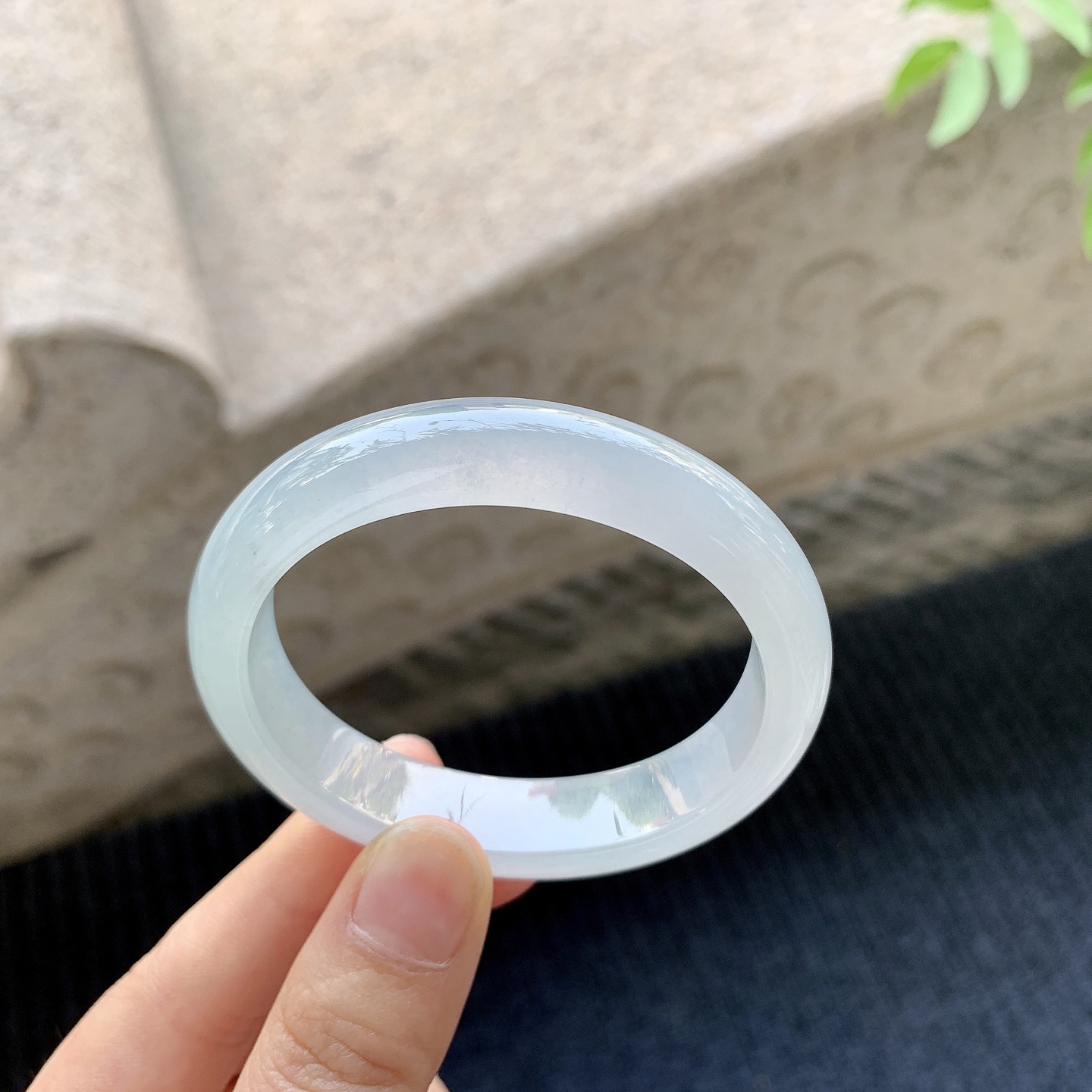 贵妃51 52 圈口52.4/45.5/12.2/7.4 糯冰底色，水润，种老，细腻，打灯有棉线A1032082