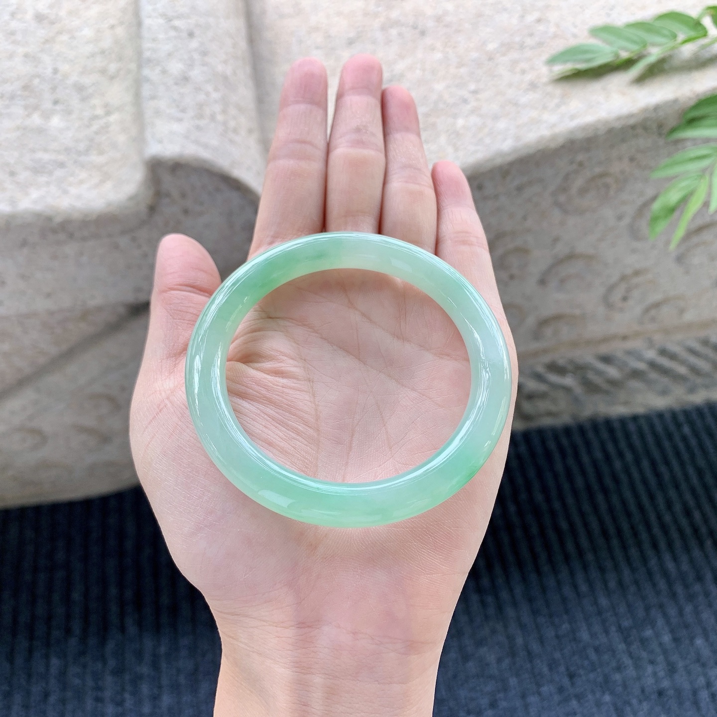 圆条54 55【圈口】54.3/7.9/8.7【编码】GL121336【描述】糯冰飘绿，水润，种老，