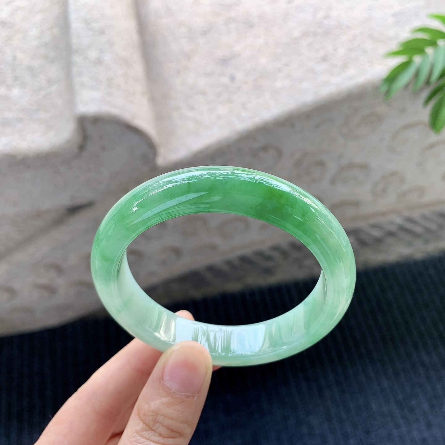 正圈55 56【圈口】56.2.12.6/8.4【编码】A1012165【描述】冰糯阳绿，水润，种老，细腻，无裂