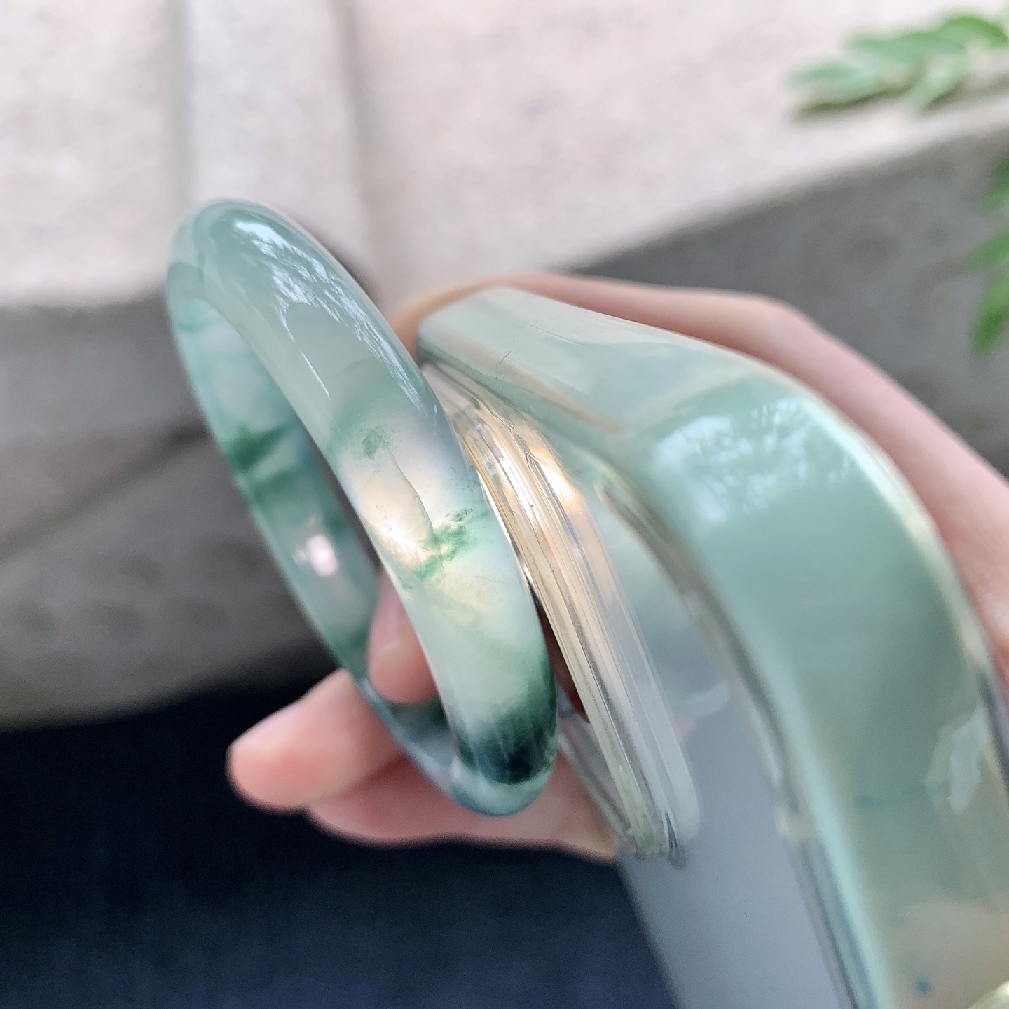 贵妃50 51 圈口51.3/45.4/9.5/7.4 糯冰飘绿花，水润，种老，细腻，打灯有纹线GL121337