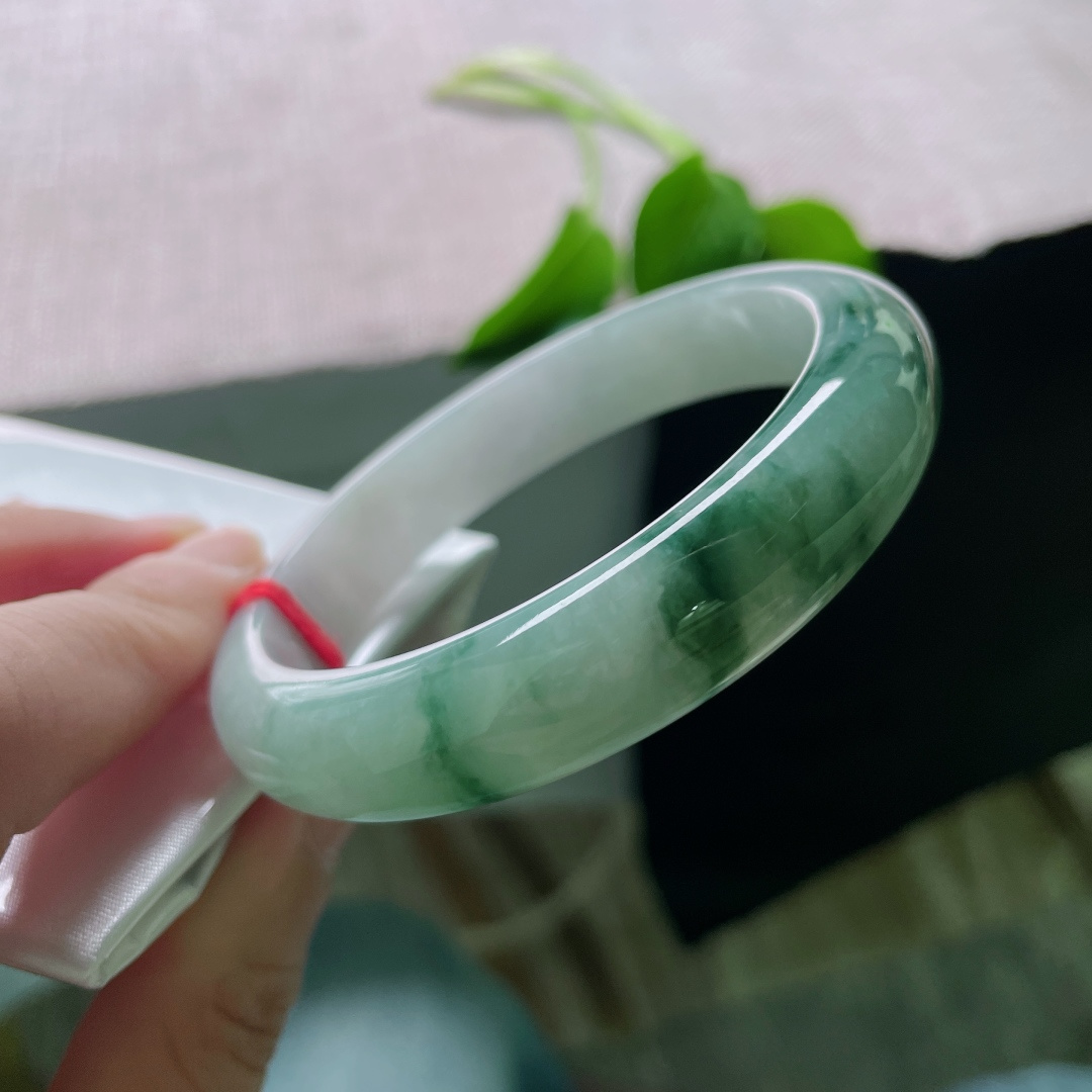 58.3/12.6/8.1，飘花正圈，水润，肉细，细腕凝霜雪，花影自婆娑，无裂，ss49347a