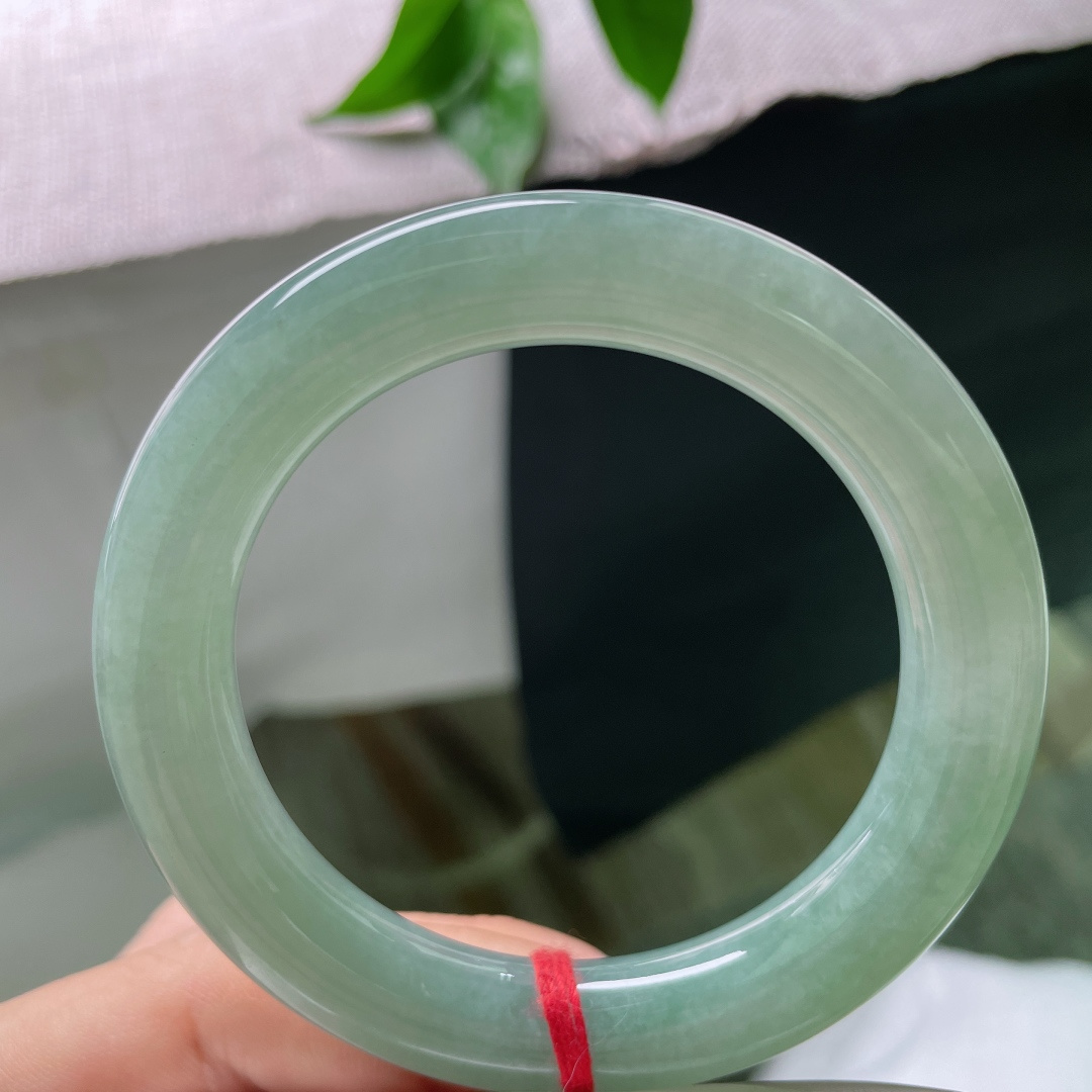 54.6/11.1，绿底圆条，水润，细腻，内蕴温润脂光，似有暗香浮动，无裂，ss49153a