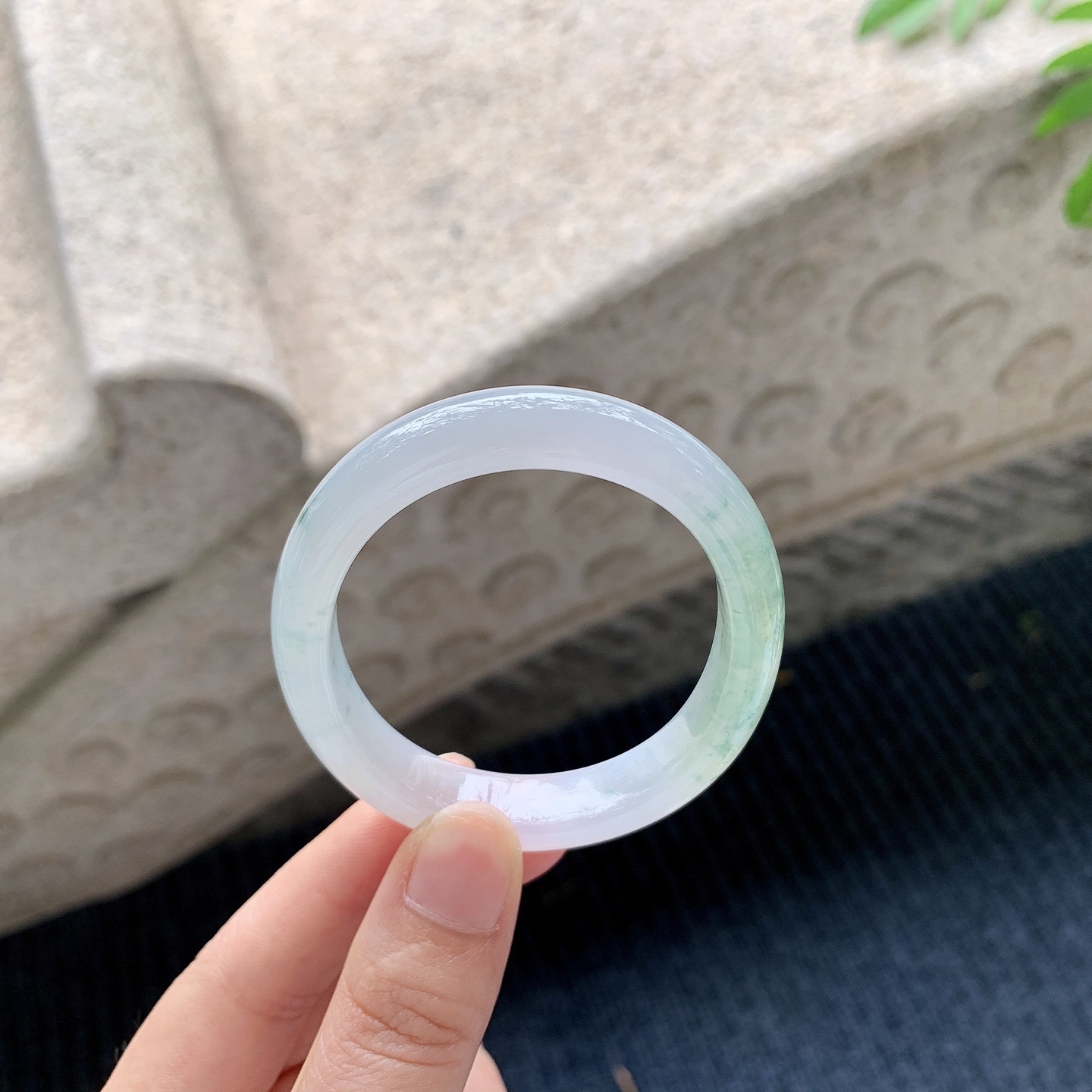 贵妃51 52【圈口】52.8/54.4/10/7【编码】A2041501【描述】糯冰飘花，水润，种老，细腻，有纹线