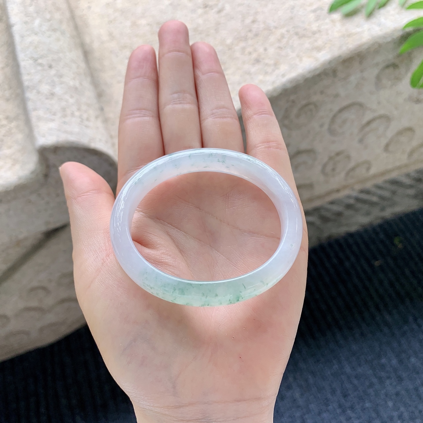 贵妃51 52【圈口】52.8/54.4/10/7【编码】A2041501【描述】糯冰飘花，水润，种老，细腻，有纹线