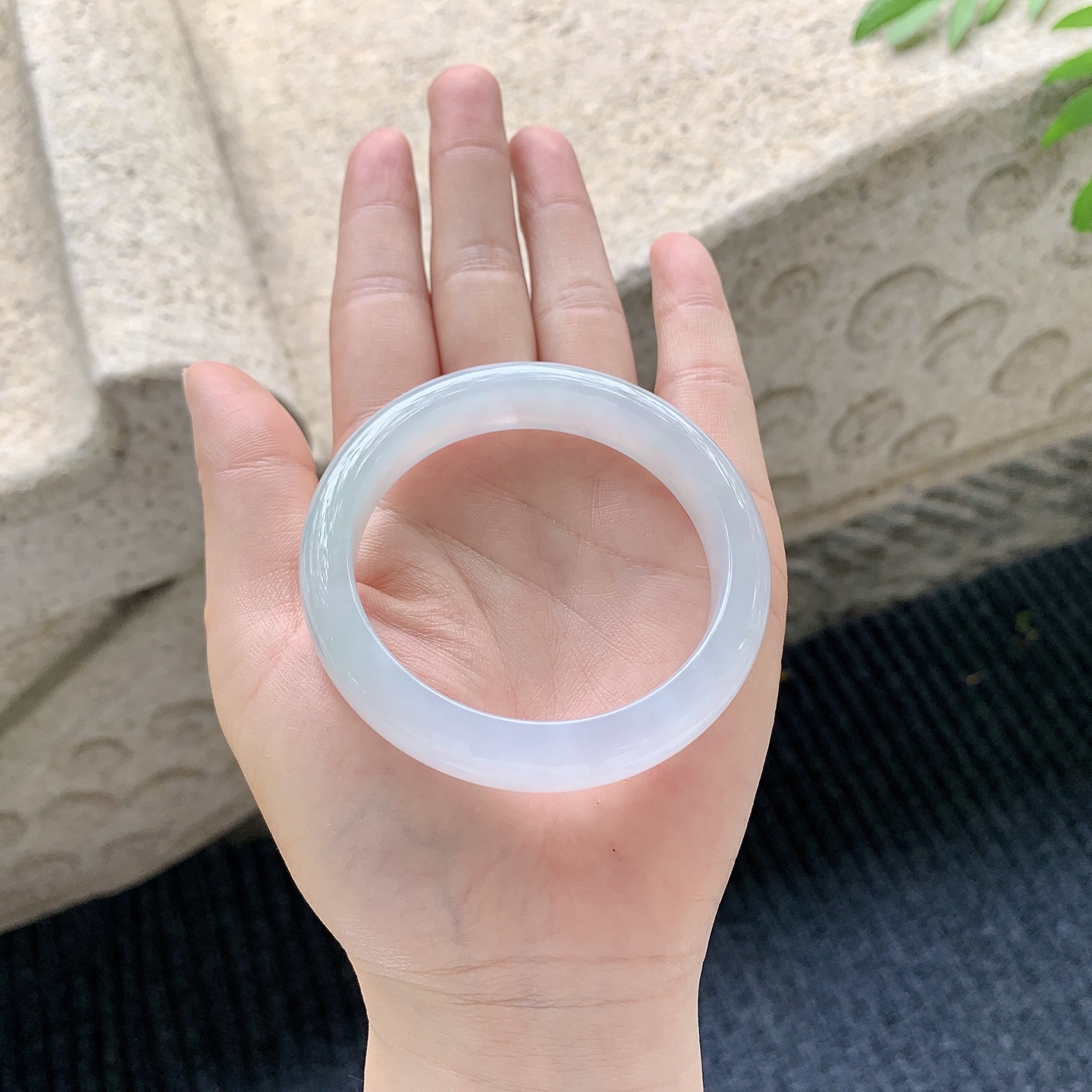 正圈51 52【圈口】52.6/11.5/7.8【编码】A2041502【描述】糯冰底色，水润，种老