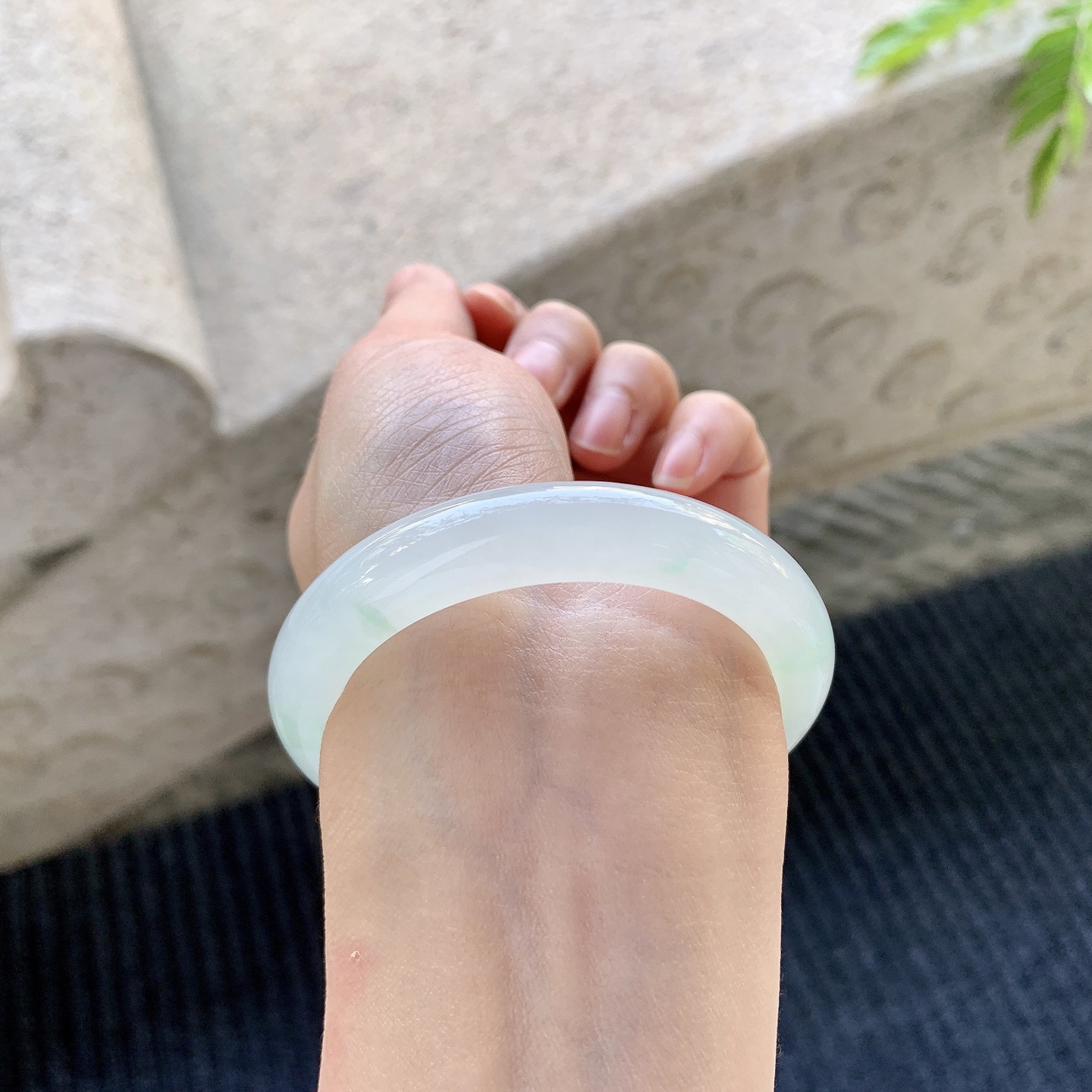 正圈49 50【圈口】50.8/10.2/7.8【编码】GF031721【描述】冰糯飘绿，清透，水润，种老，细腻，打灯有棉线