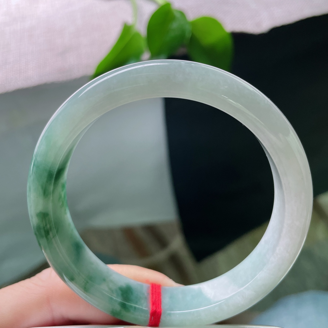 58.3/12.6/8.1，飘花正圈，水润，肉细，细腕凝霜雪，花影自婆娑，无裂，ss49347a