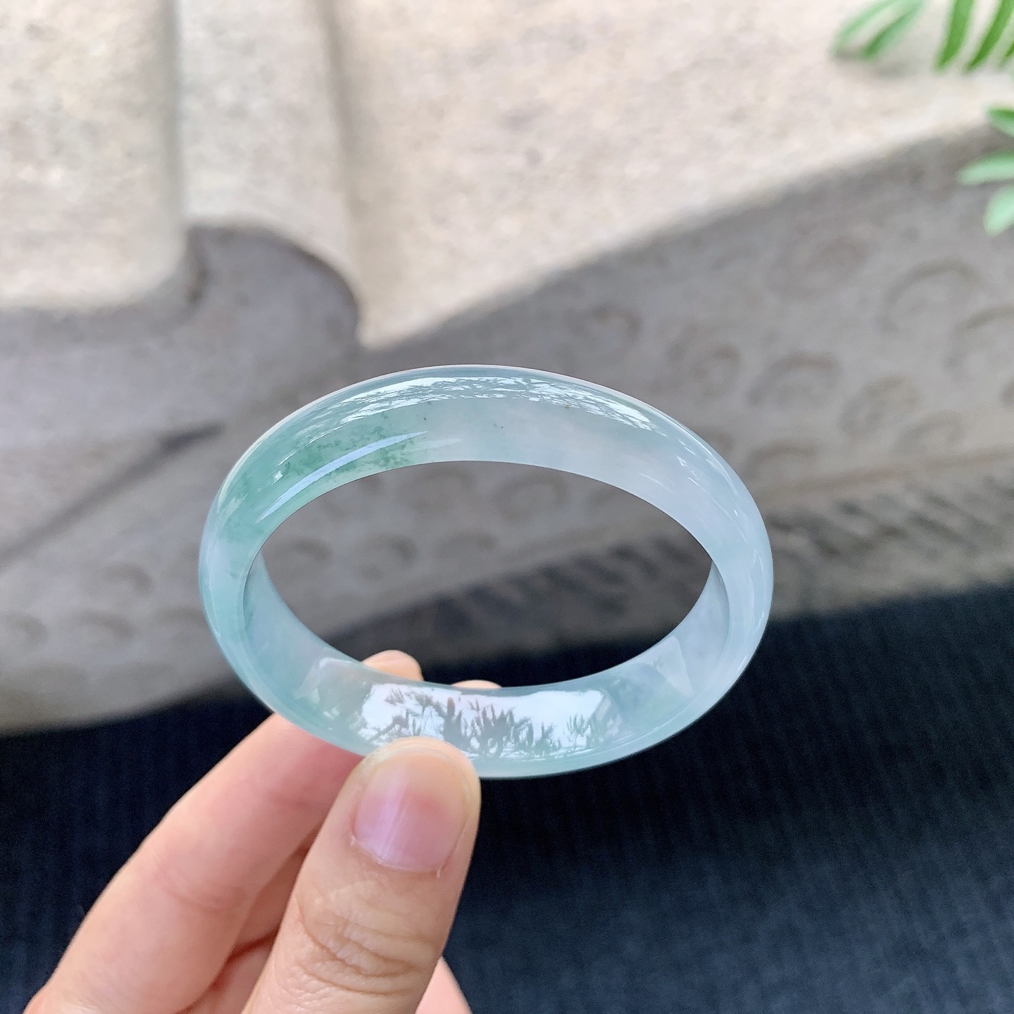 贵妃49 50【圈口】50.6/45.6/11.8/6【编码】H1121433【描述】冰糯紫底飘花，水润，种老，细腻，无裂