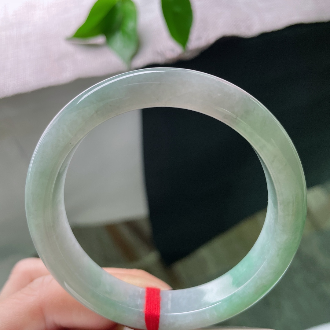 56.6/12.3/8.4，浅绿底正圈，像春溪漫过青石时，深浅不一的苔痕在浅绿底色上晕开。无裂，ss50733a