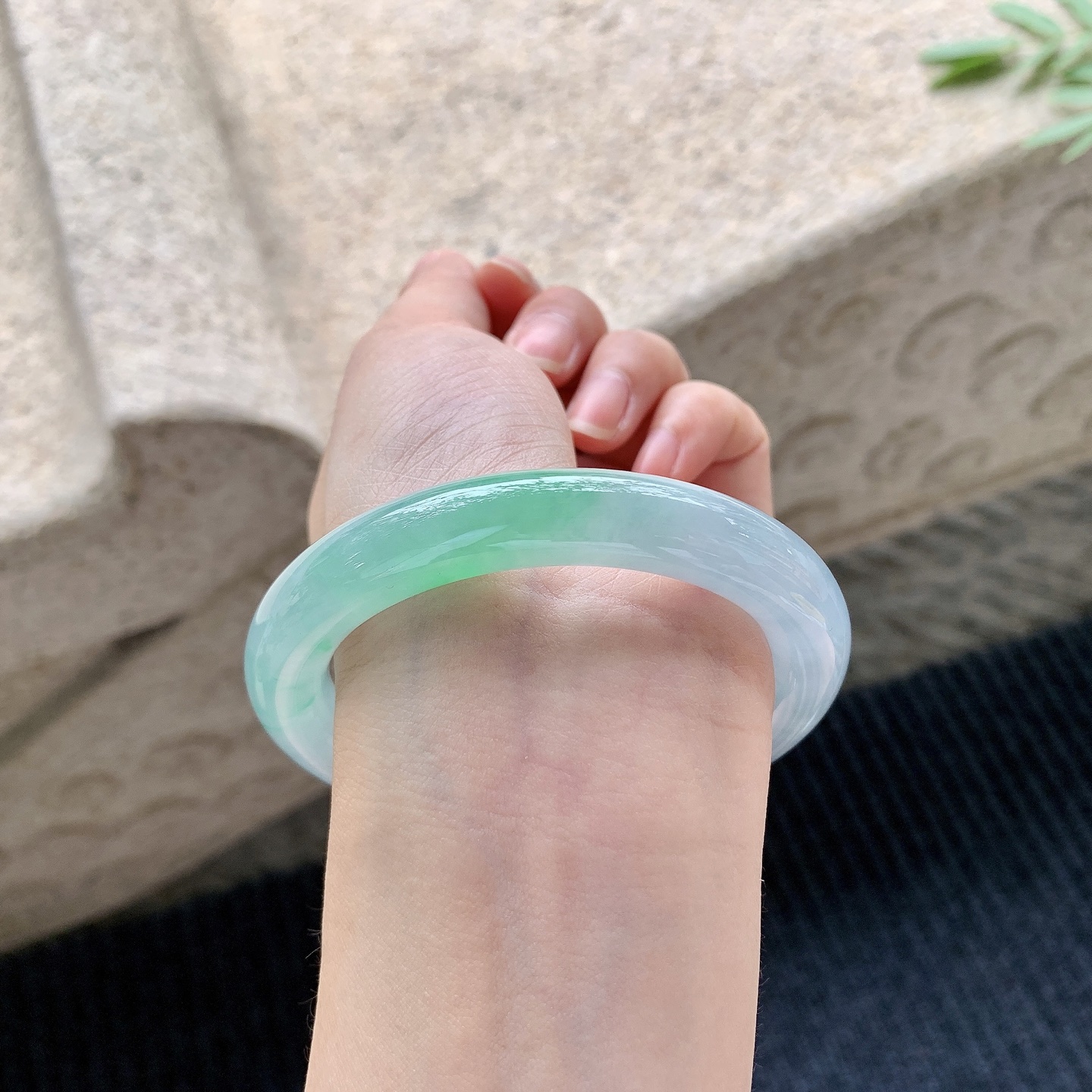 圆条55 56【圈口】56.8/10.7/10.2【编码】B2040815【描述】冰糯春彩，水润，种老，细腻，内侧有絮线