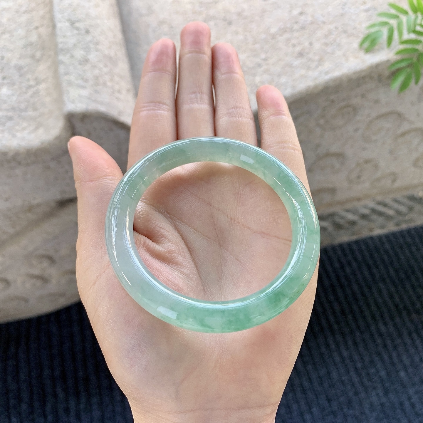 圆条52 53【圈口】53/9/9【编码】DW012915【描述】糯冰飘绿，水润，种老，细腻，打灯有棉线