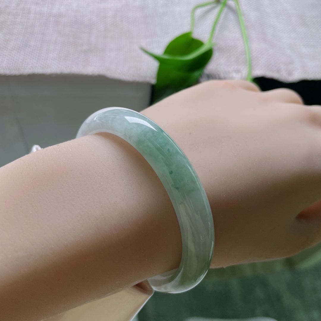 52.9（47.9）10.2/6.7，淡绿底贵妃，水头好，颜色深浅不一，韵味十足，皮纹，ss50355a