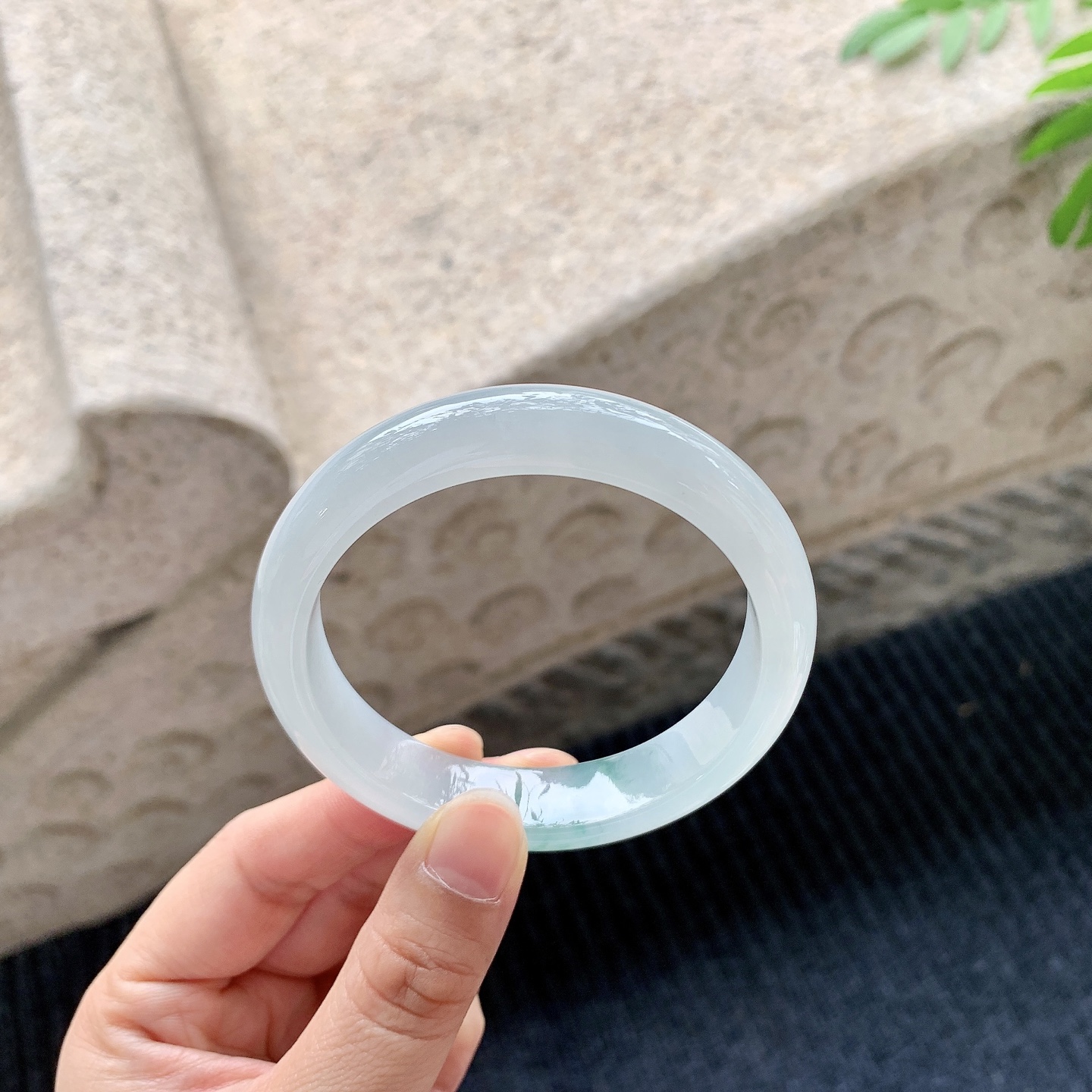 正圈54 55【圈口】55.7/12.7/7.8【编码】GJ041527【描述】糯冰飘花，水润，种老，细腻，无裂