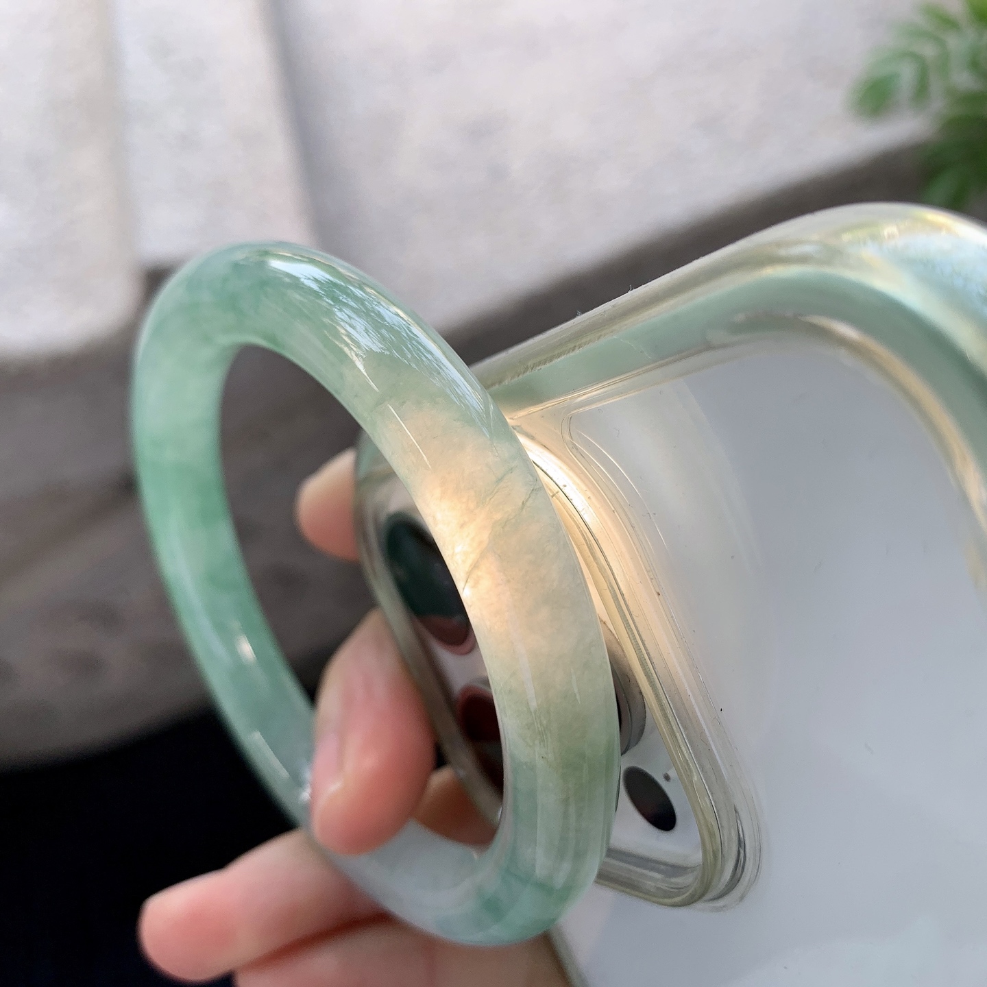 圆条52 53【圈口】53/9/9【编码】DW012915【描述】糯冰飘绿，水润，种老，细腻，打灯有棉线