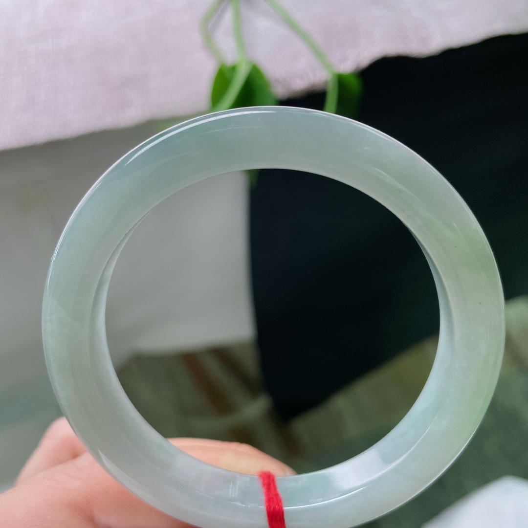 55.8/10.4/8.3，淡绿底正圈，底色如浸水的古宣——洇开满眼生机却不张扬。皮纹，ss48116a