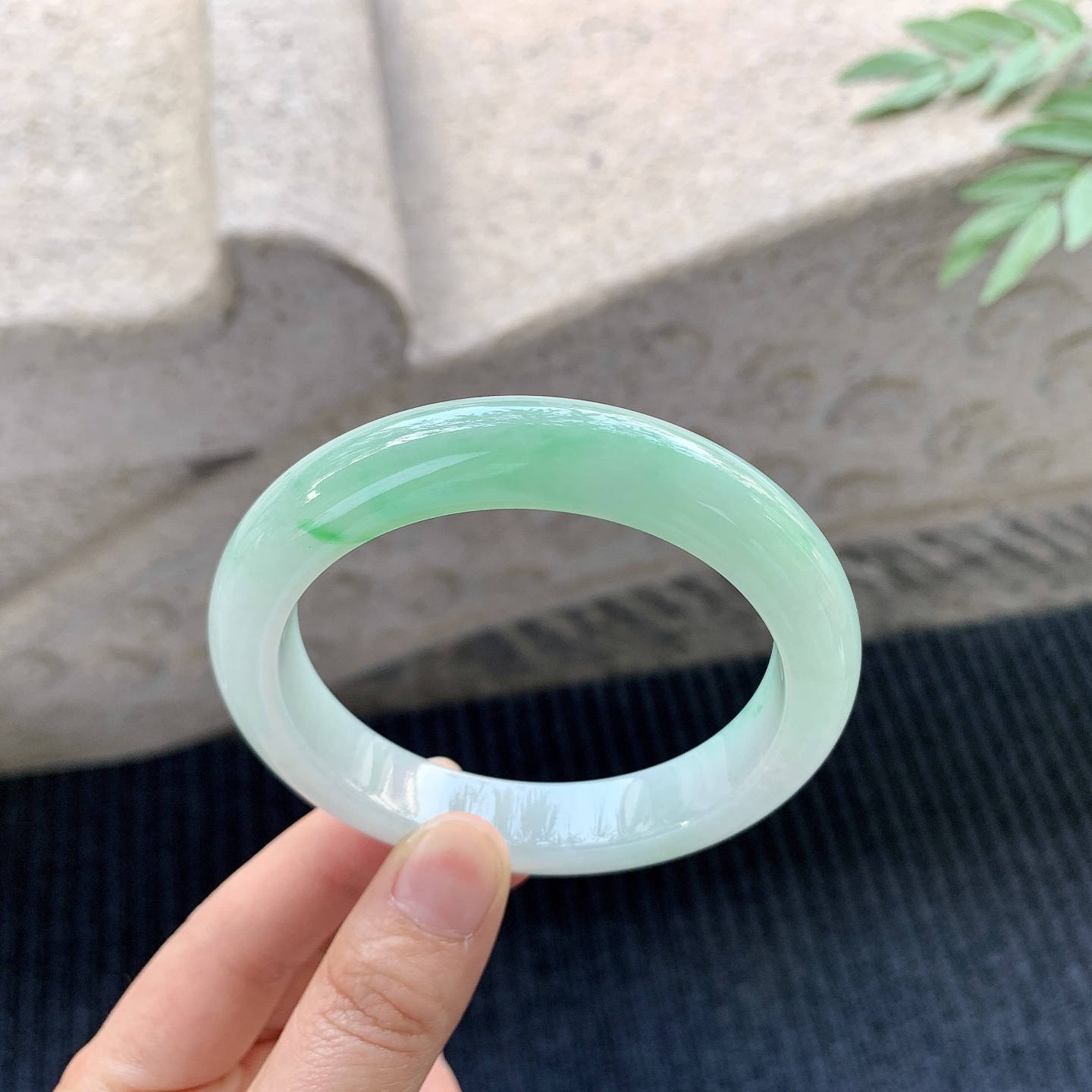 正圈58 59【圈口】59/11.9/9.2【编码】GL121335【描述】冰糯飘绿，水润，种老，细腻，打灯有棉线