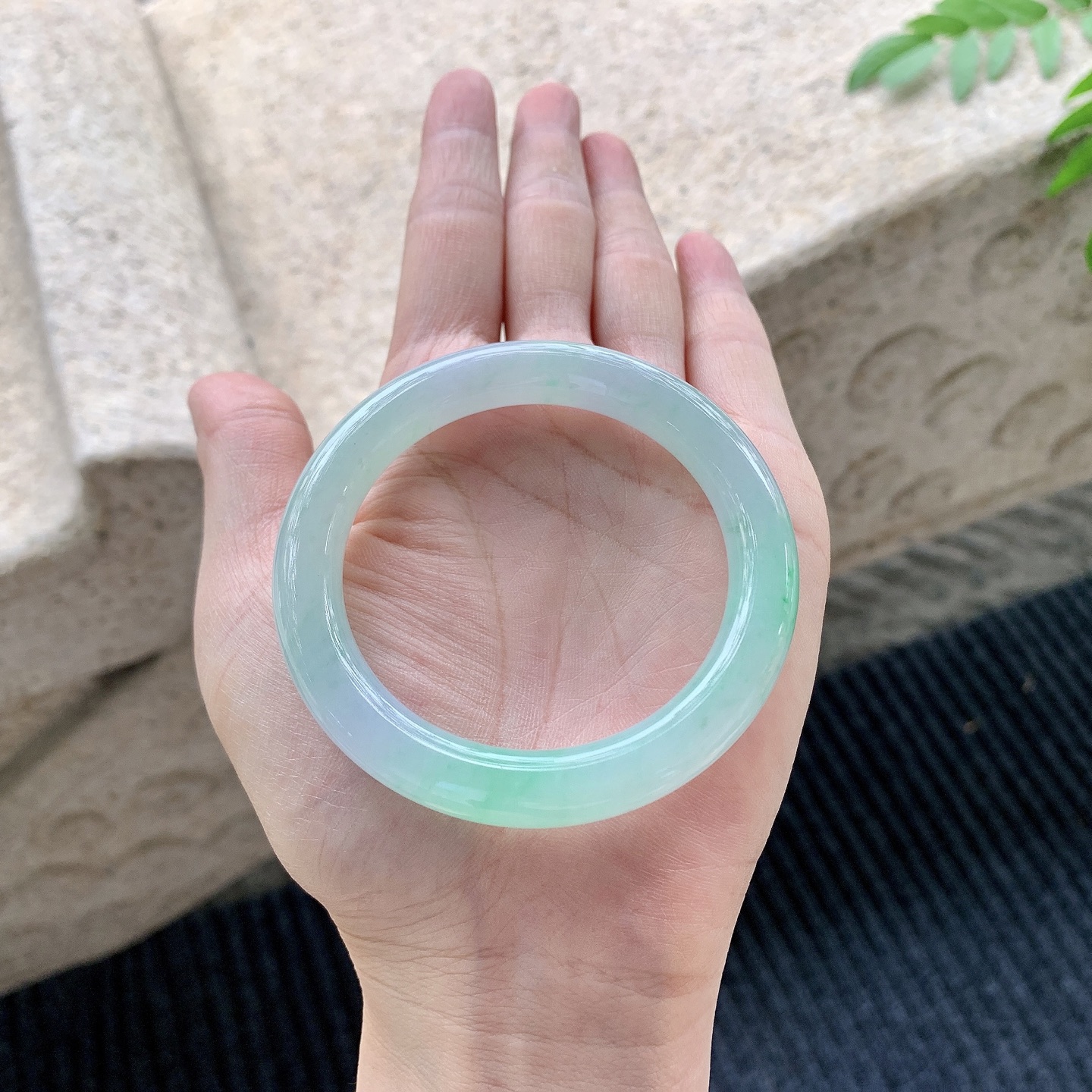 圆条50 51【圈口】51.4/9/9.1【编码】A2041508【描述】细糯飘绿，水润，种老，细腻，有纹线