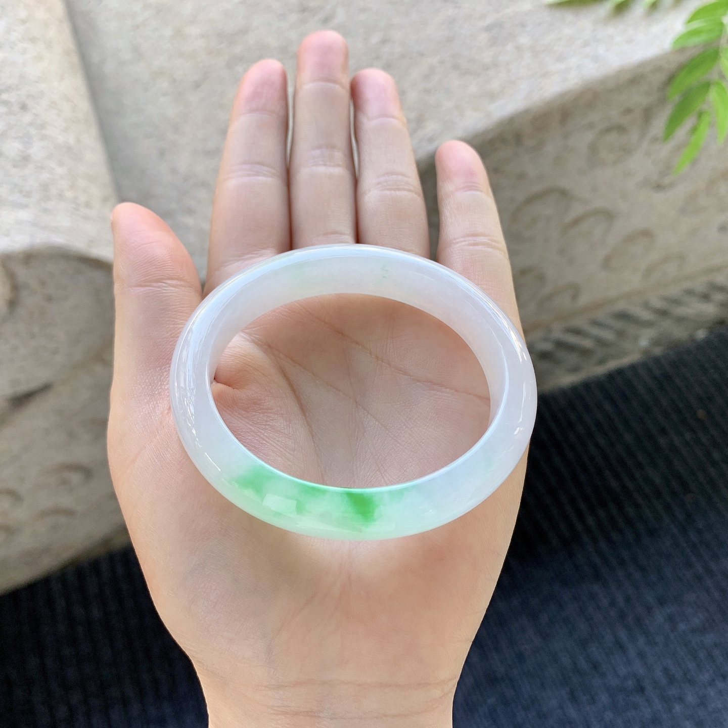 贵妃53 54【圈口】54.3/46.4/12/7.6【编码】C5031366【描述】糯冰飘阳绿，水