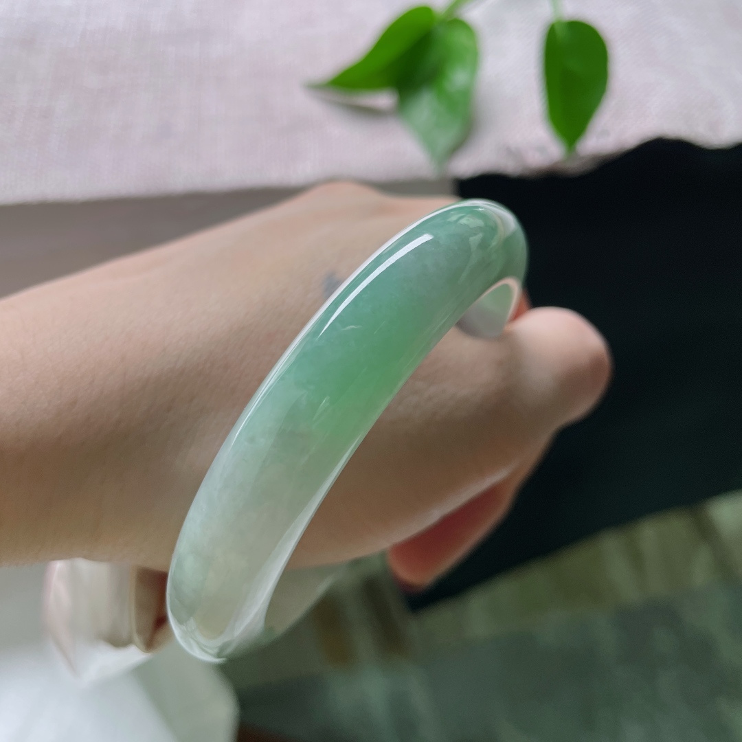 56.6/12.3/8.4，浅绿底正圈，像春溪漫过青石时，深浅不一的苔痕在浅绿底色上晕开。无裂，ss50733a