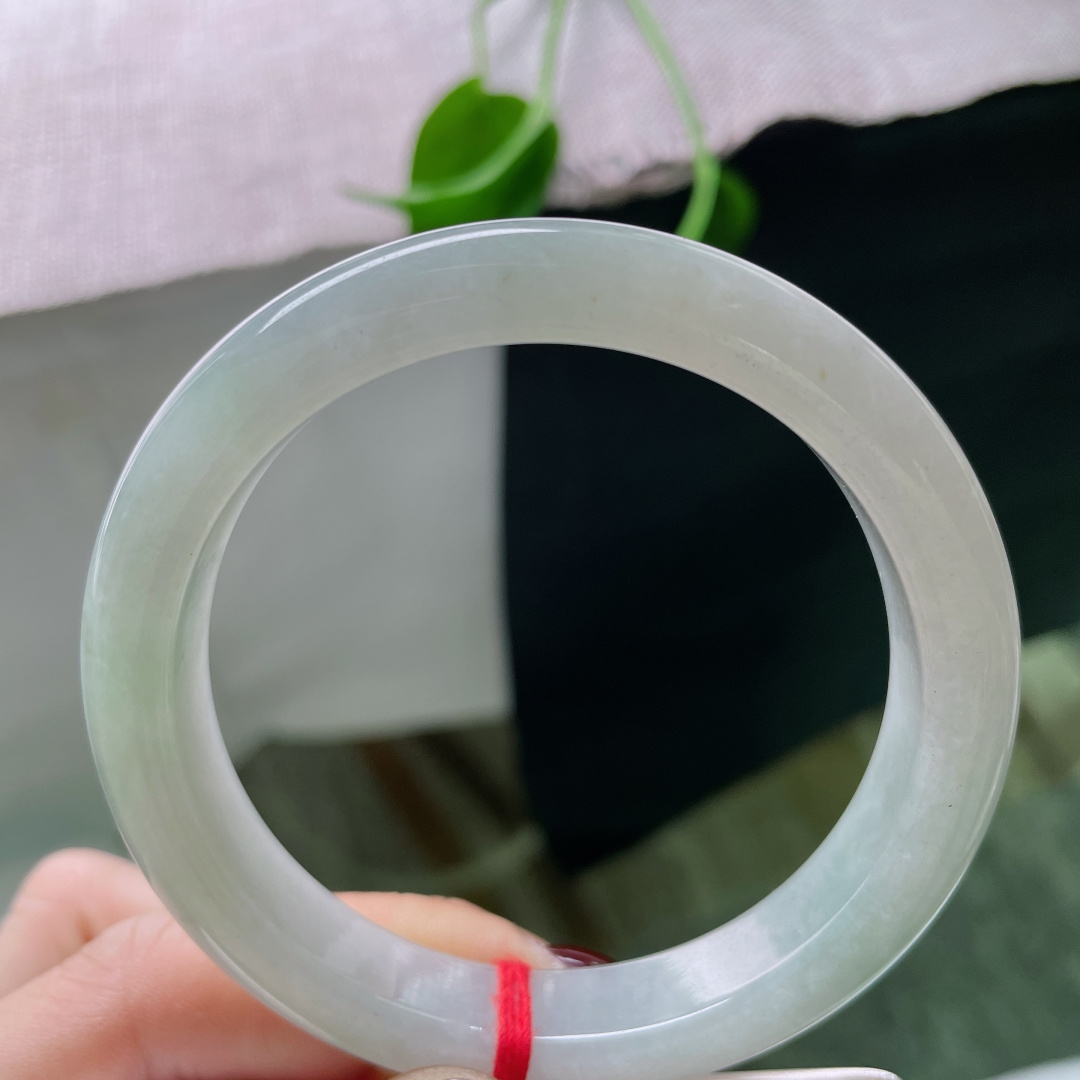 57.8/11.5/8.5绿色正圈，水润细腻，简约大方，佩戴温婉贤淑，无裂，ss48131a