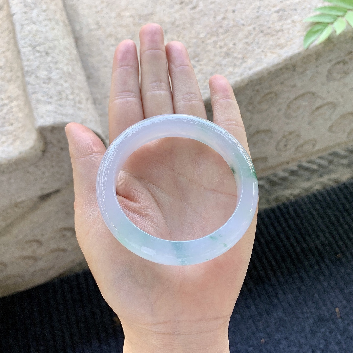 正圈54 55【圈口】54.8/11.8/8.6【编码】H6040242【描述】糯冰淡紫飘花，水润，种老，细腻，内侧有棉线