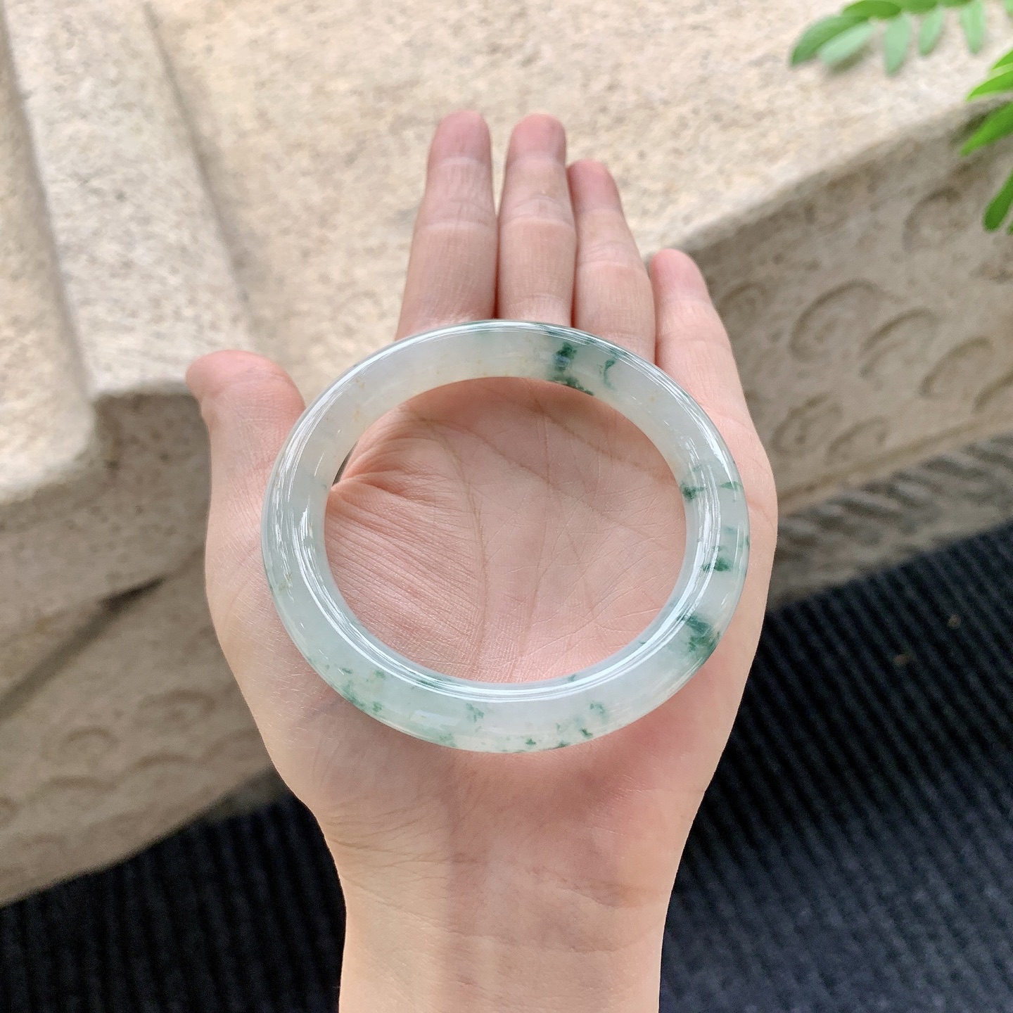 圆条53 54【圈口】54.7/9.3/9.2【编码】A1041516【描述】糯冰飘花，水润，种老，细腻，打灯有棉线