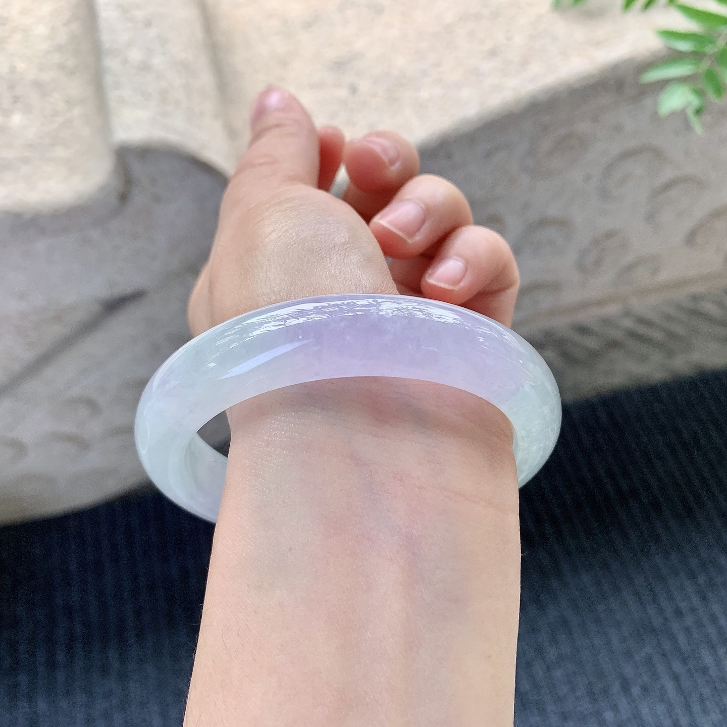 正圈59 60【圈口】60.7/13/9【编码】B2041369【描述】冰糯春彩，水润，种老，细腻，打灯有絮线