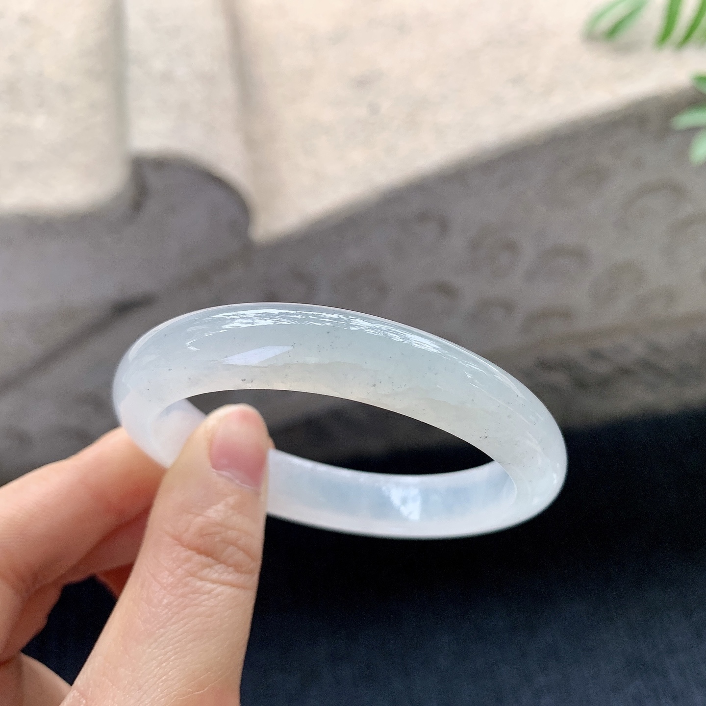 贵妃54 55 圈口55.7/48/10.8/7.5 糯冰底色，水润，种老，细腻，有纹线B2121401