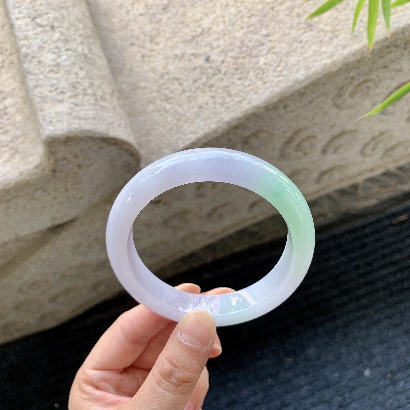 正圈58 59【圈口】59.1/13.2/9【编码】H1121471【描述】糯冰椿彩，水润，种老，细腻，无裂