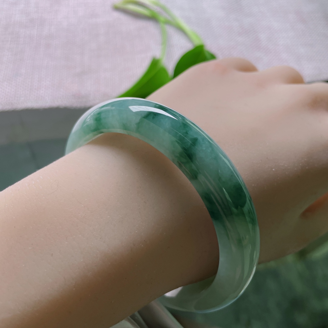 58.3/12.6/8.1，飘花正圈，水润，肉细，细腕凝霜雪，花影自婆娑，无裂，ss49347a