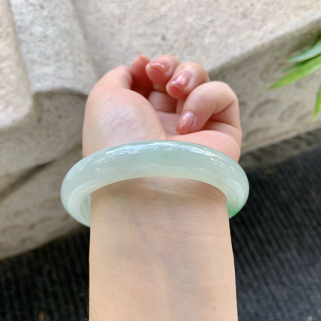 正圈55 56【圈口】56.7/11.7/8.7【编码】YF032490【描述】糯冰飘绿，水润，种老，细腻，打灯有棉线