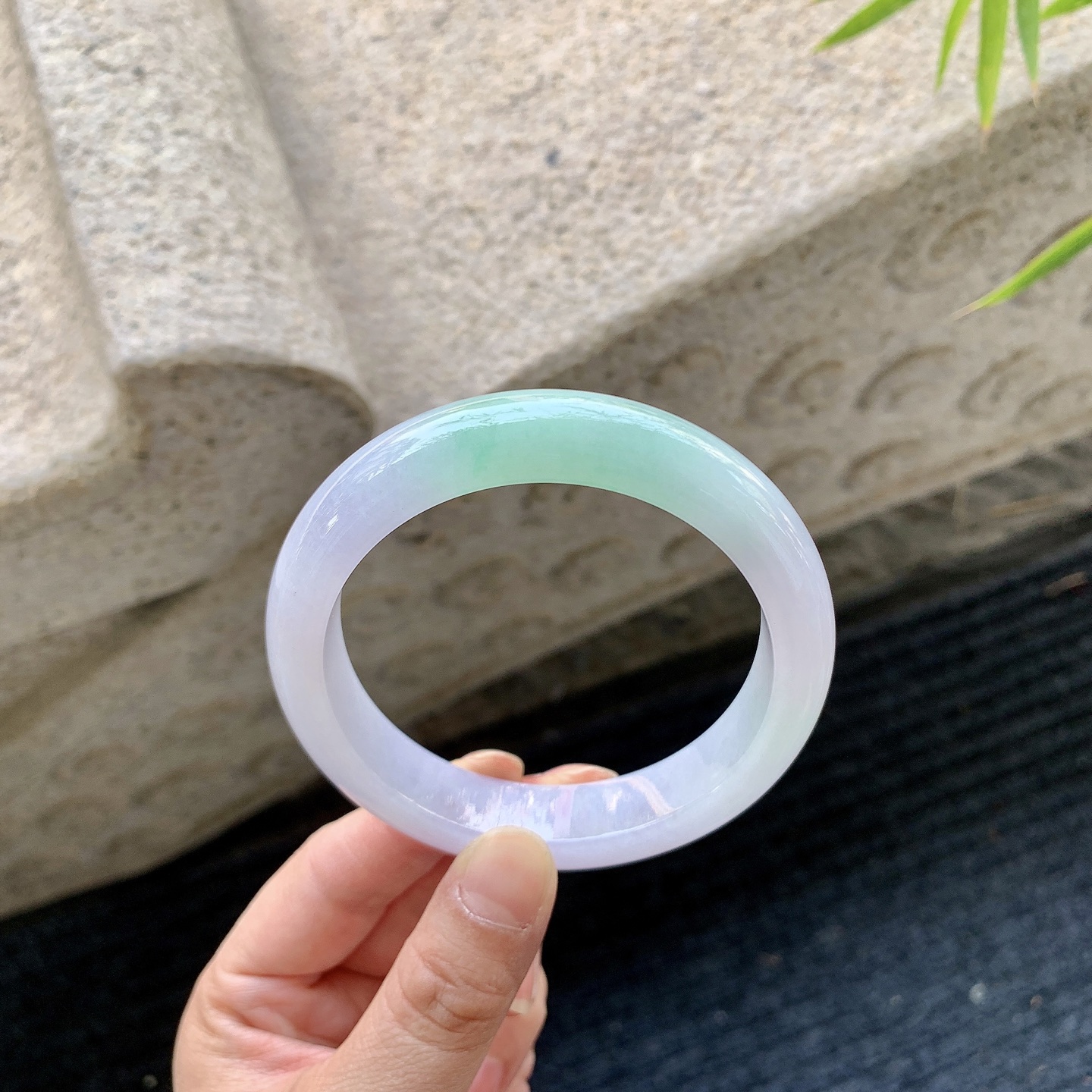 正圈58 59【圈口】59.1/13.2/9【编码】H1121471【描述】糯冰椿彩，水润，种老，细腻，无裂