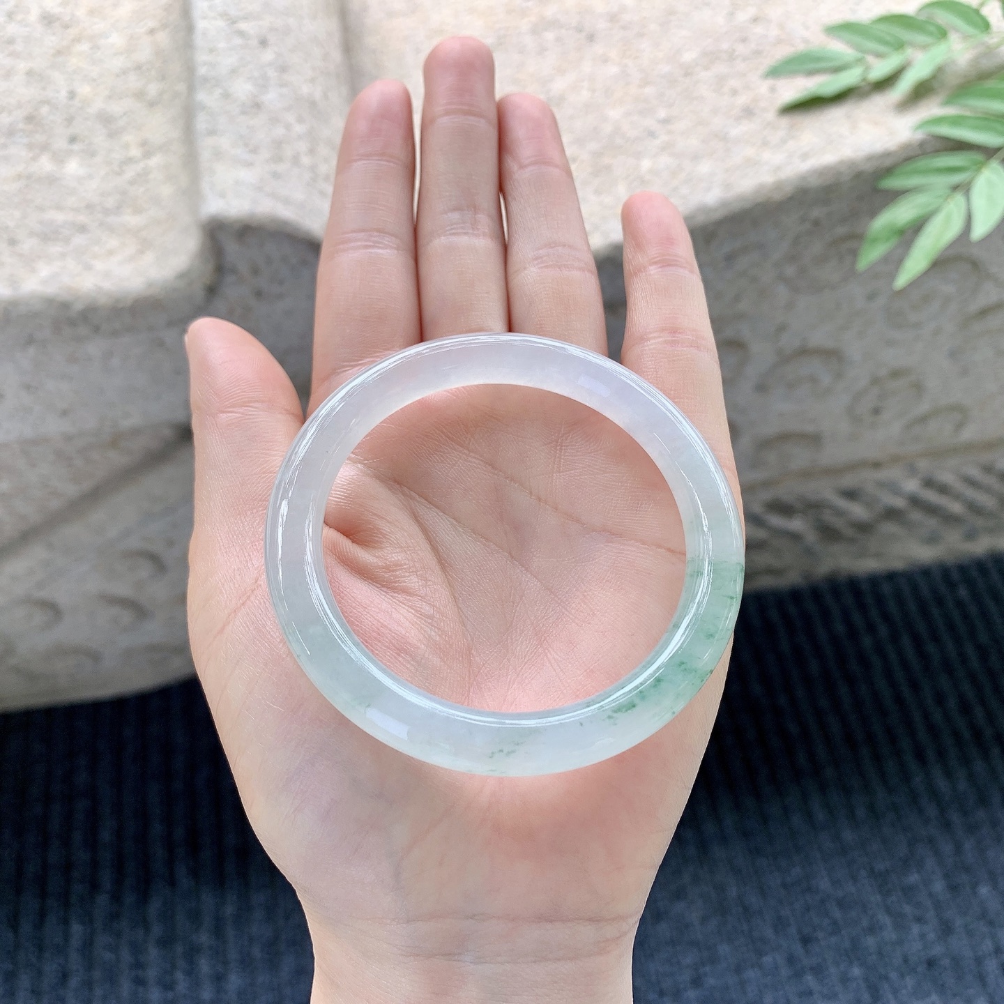 圆条54 55 圈口54.5/8.7/8.2 糯冰飘花，水润，种老，细腻，无裂纹121343