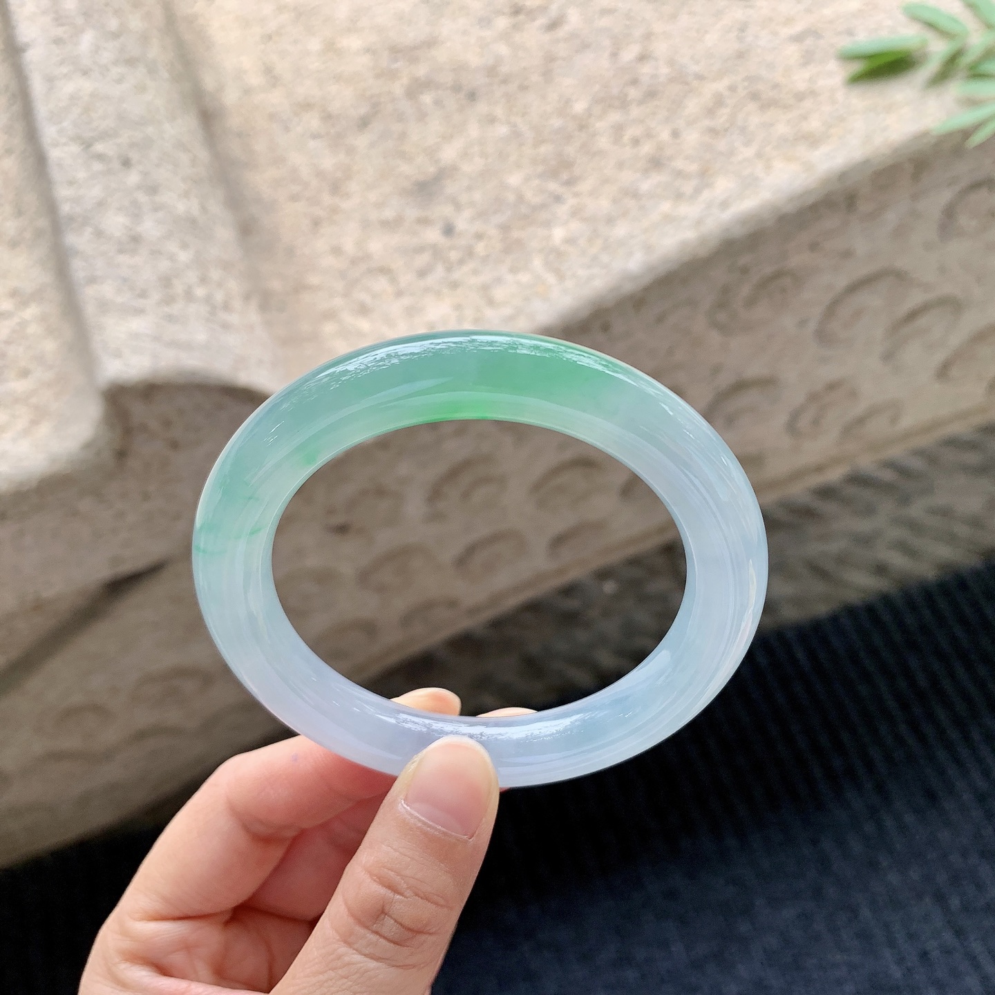 圆条55 56【圈口】56.8/10.7/10.2【编码】B2040815【描述】冰糯春彩，水润，种老，细腻，内侧有絮线