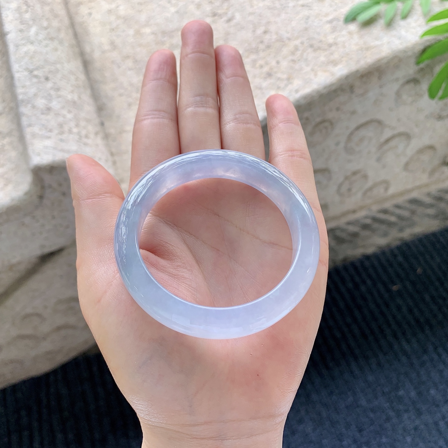 正圈49 50【圈口】50.8/11/8【编码】B2041512【描述】冰糯紫罗兰，水润，种老，细腻，无裂