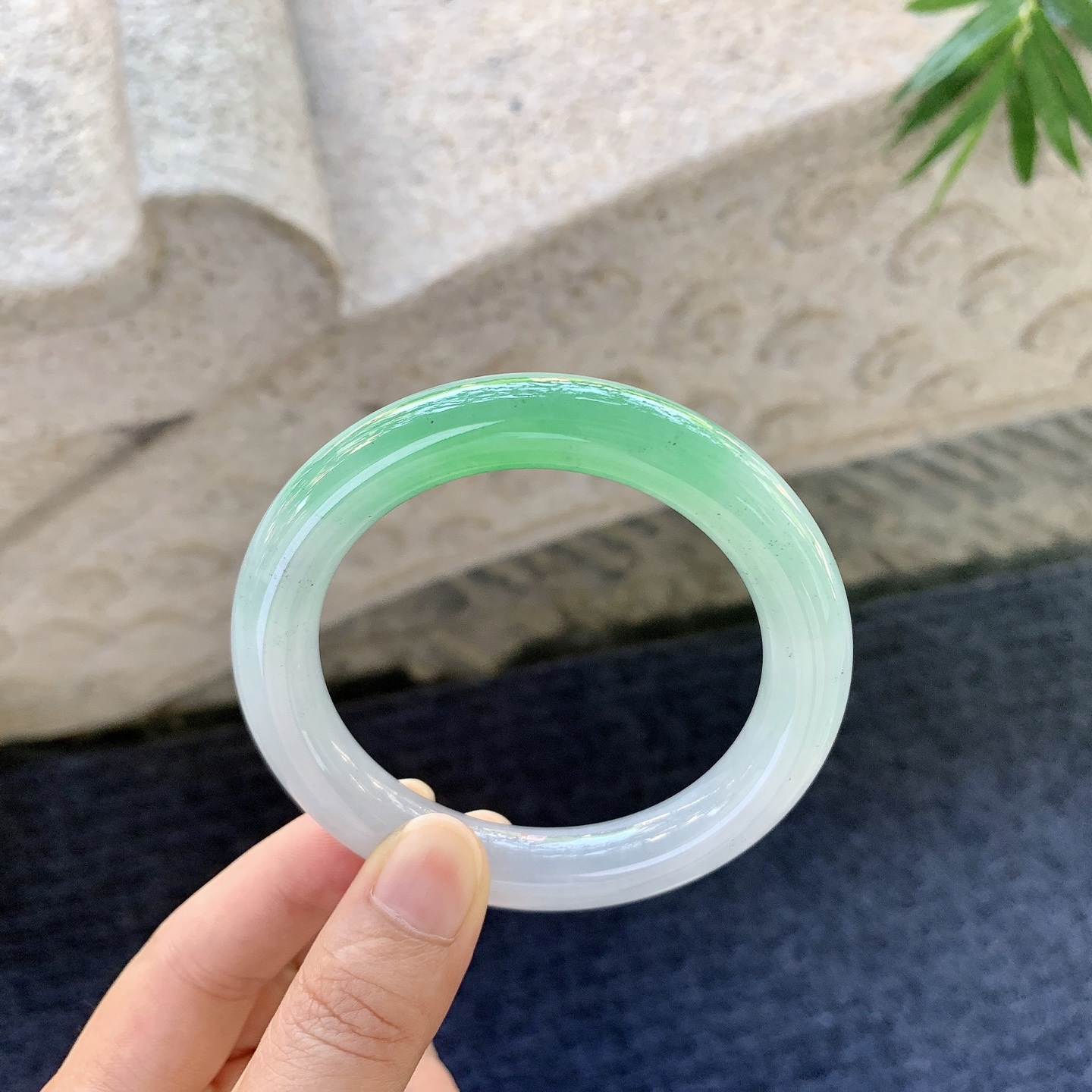 圆条54 55【圈口】55.6/10.7/10.5【编码】B2081065【描述】冰糯春彩，飘绿，水润，种老，细腻，有纹线