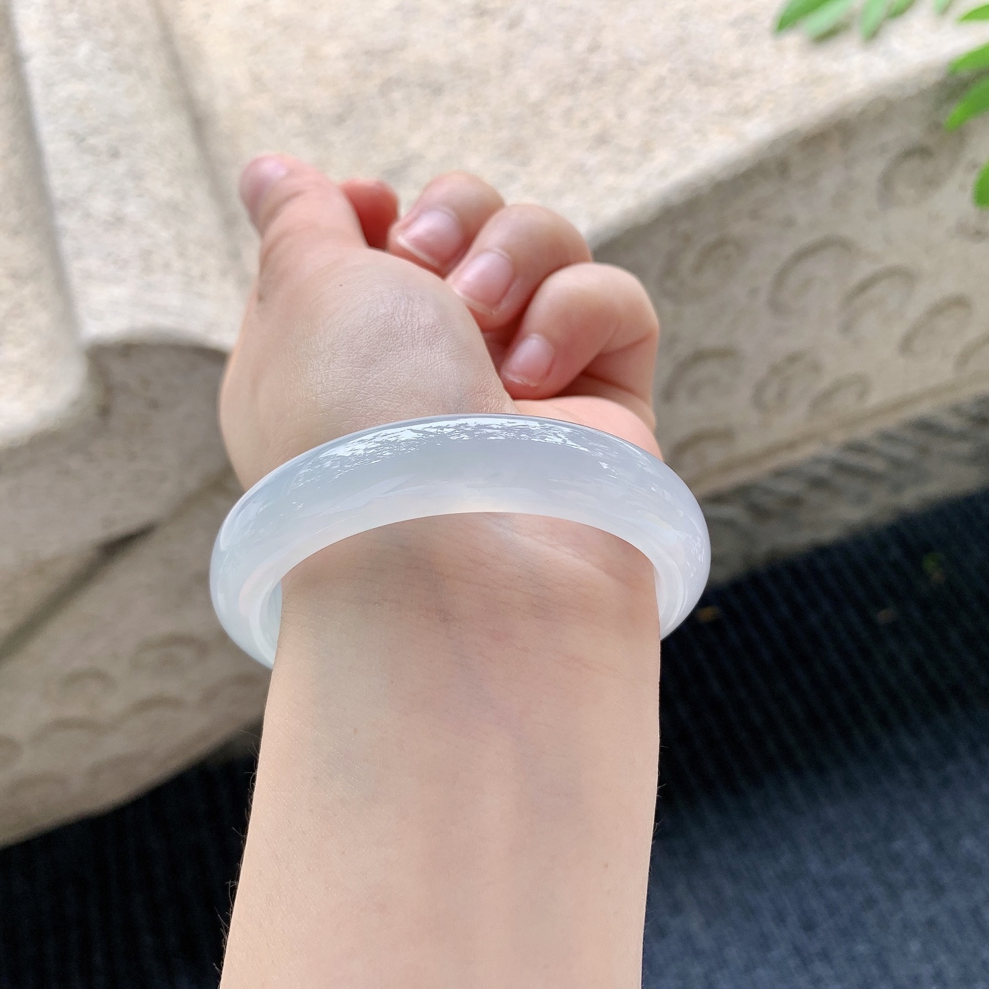 正圈51 52【圈口】52.6/11.5/7.8【编码】A2041502【描述】糯冰底色，水润，种老，细腻，打灯有纹线