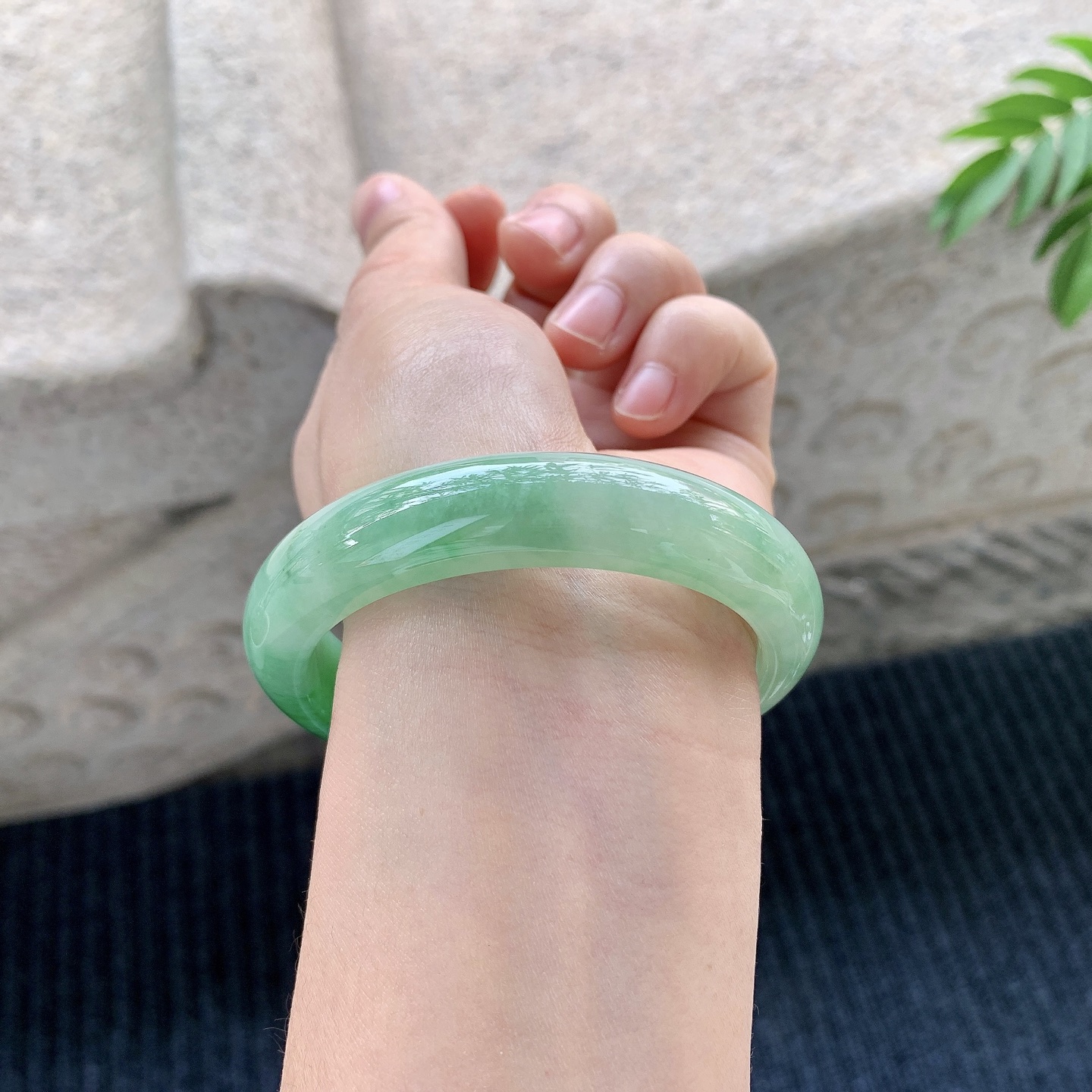 正圈55 56【圈口】56.2.12.6/8.4【编码】A1012165【描述】冰糯阳绿，水润，种老，细腻，无裂