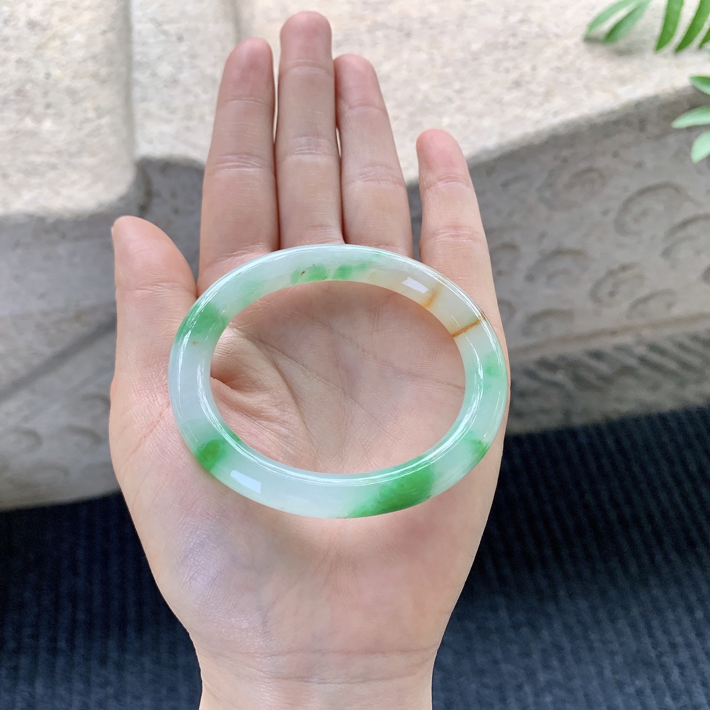 贵妃52 53【圈口】53/45/8.2/8【编码】B2121414【描述】冰糯黄加绿，水润，种老，