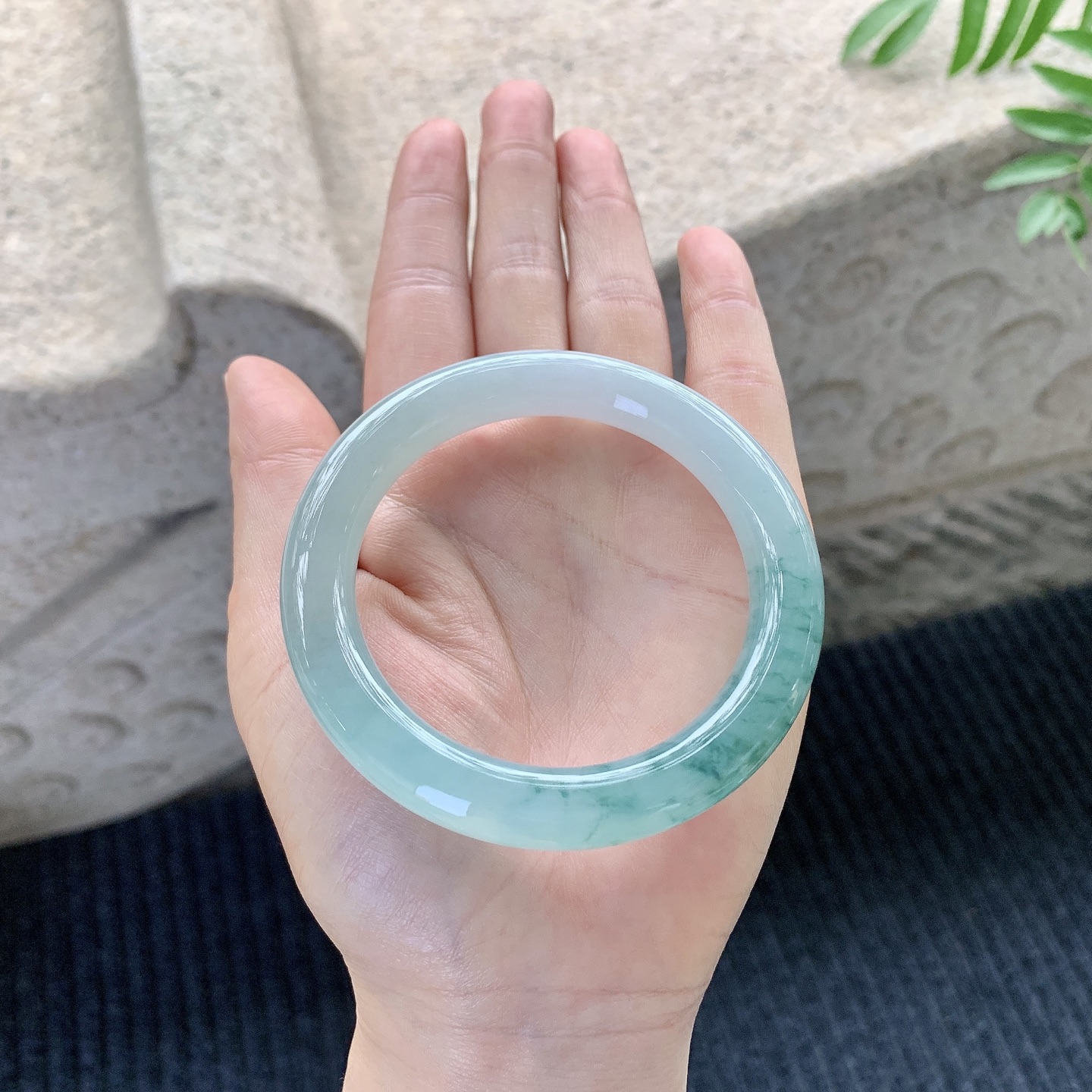 圆条54 55【圈口】55/10/10【编码】HC121426【描述】冰糯晴绿飘花，水润，种老，细腻