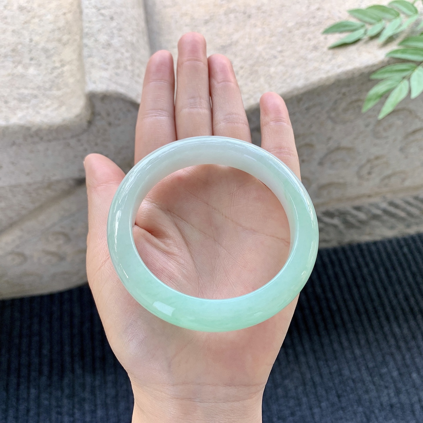 正圈58 59【圈口】59/11.9/9.2【编码】GL121335【描述】冰糯飘绿，水润，种老，细腻，打灯有棉线