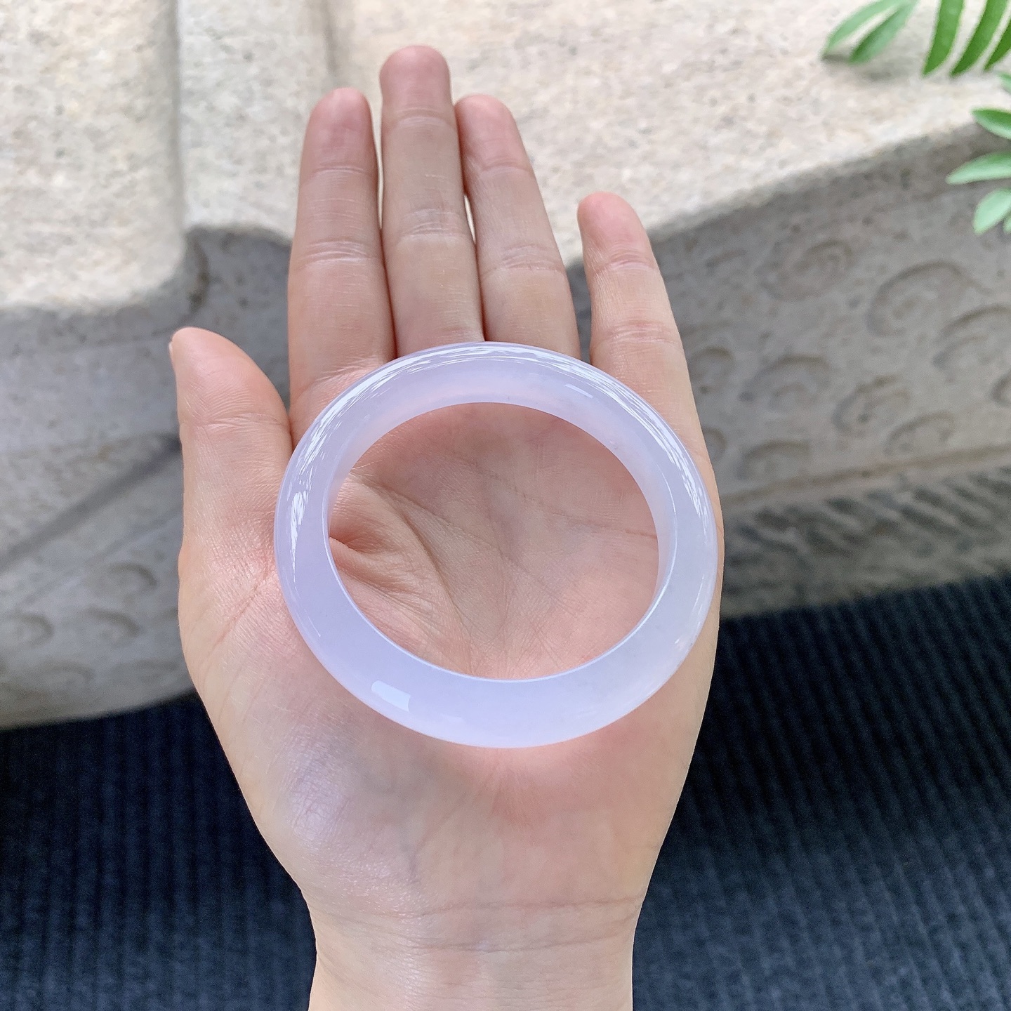 正圈49 50【圈口】50.6/9.7/7.7【编码】B2040372【描述】冰糯粉紫，水润，种老，细腻，有纹絮线