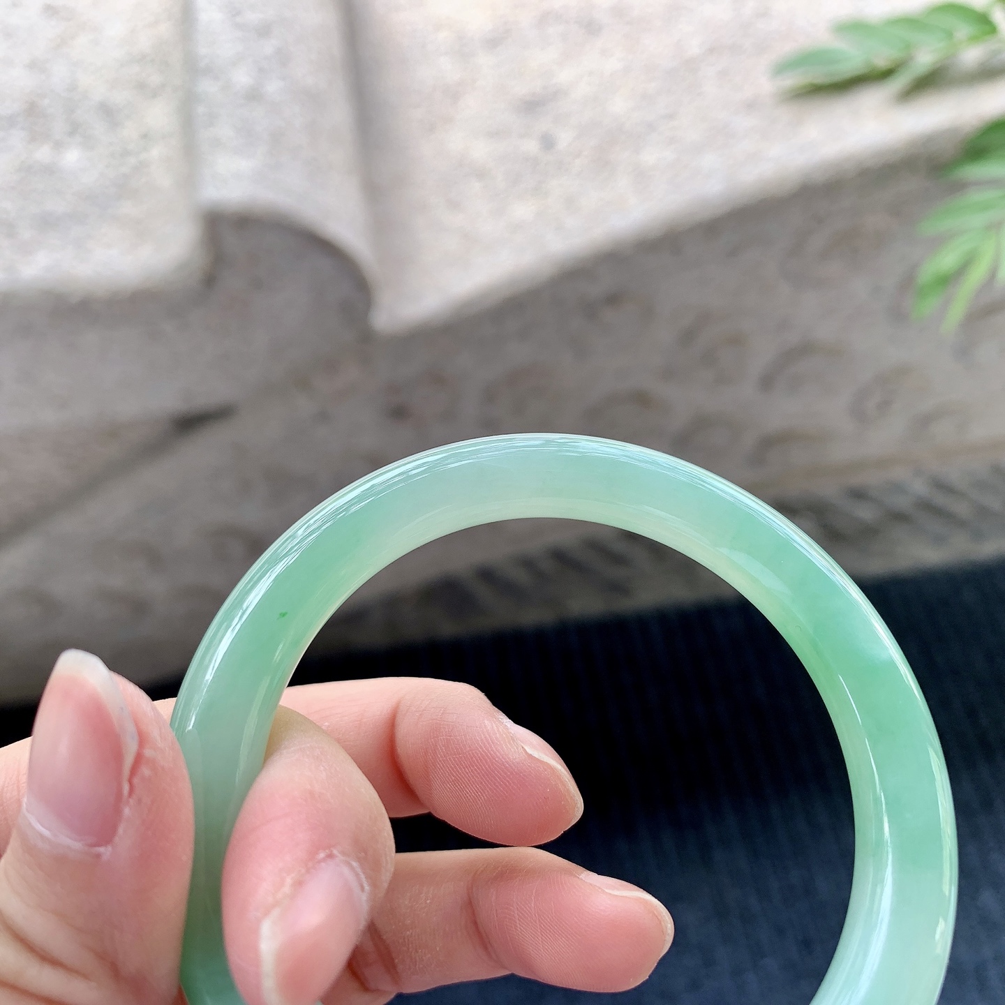 圆条54 55【圈口】54.3/7.9/8.7【编码】GL121336【描述】糯冰飘绿，水润，种老，细腻，打灯有棉线