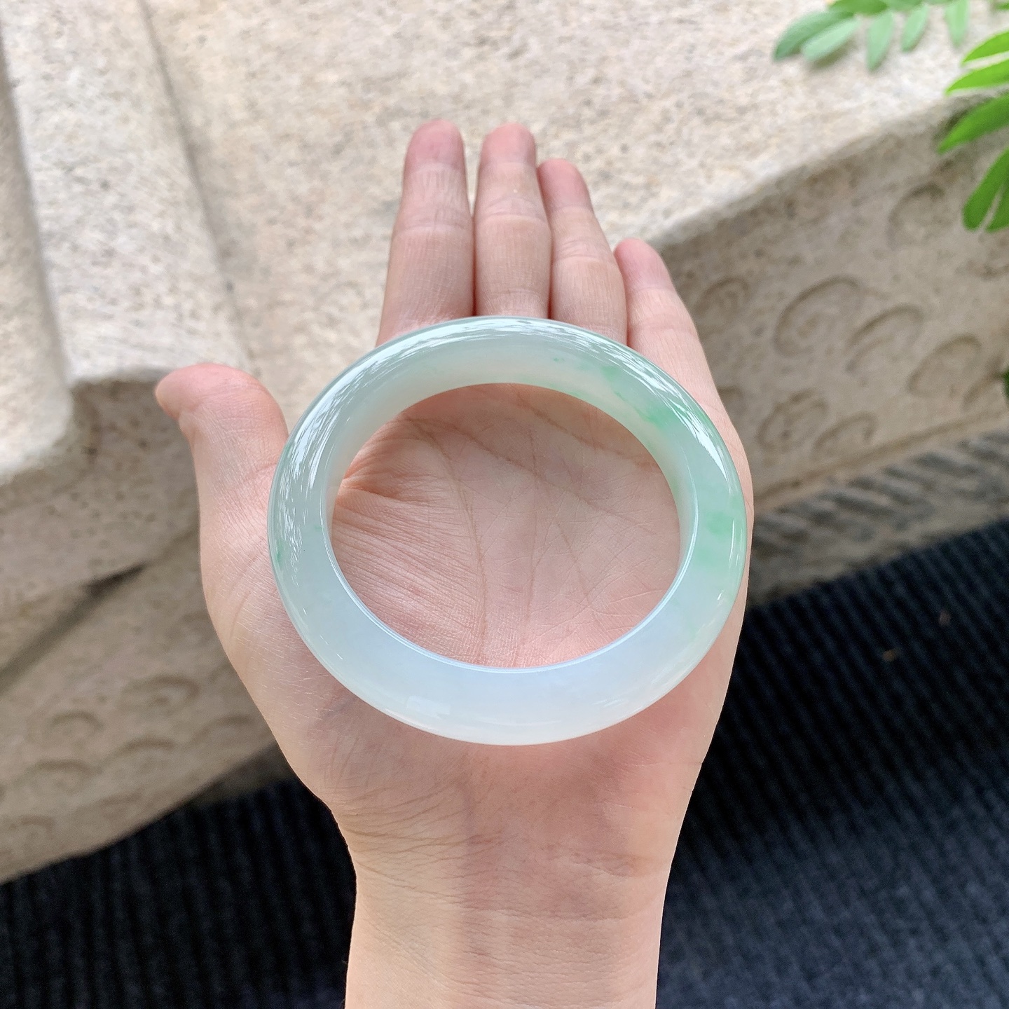 正圈54 55【圈口】55.2/11/9.3【编码】A1041515【描述】冰糯飘绿，水润，种老，细腻，无裂