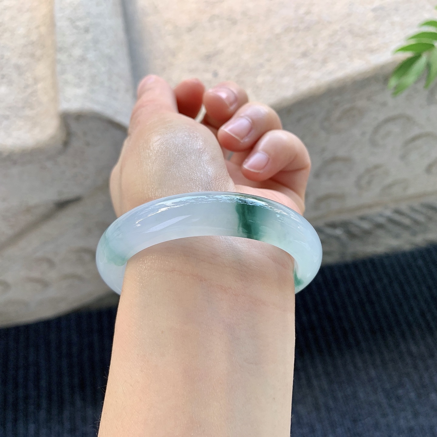 正圈51 52【圈口】52.5/11.4/7.9【编码】C5121219【描述】冰糯飘绿，水润，种老，细腻，打灯有絮线