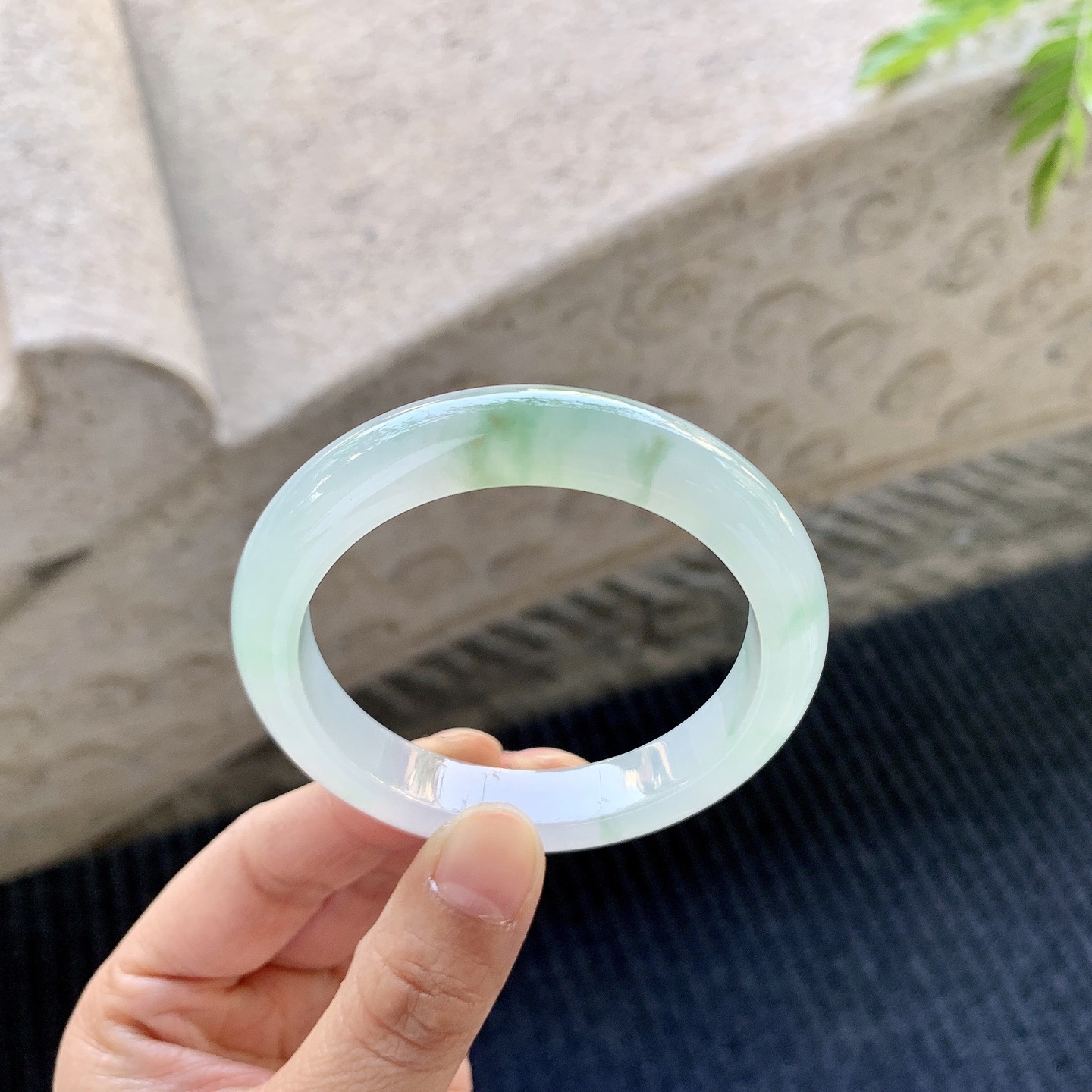 正圈49 50【圈口】50.8/10.2/7.8【编码】GF031721【描述】冰糯飘绿，清透，水润，种老，细腻，打灯有棉线