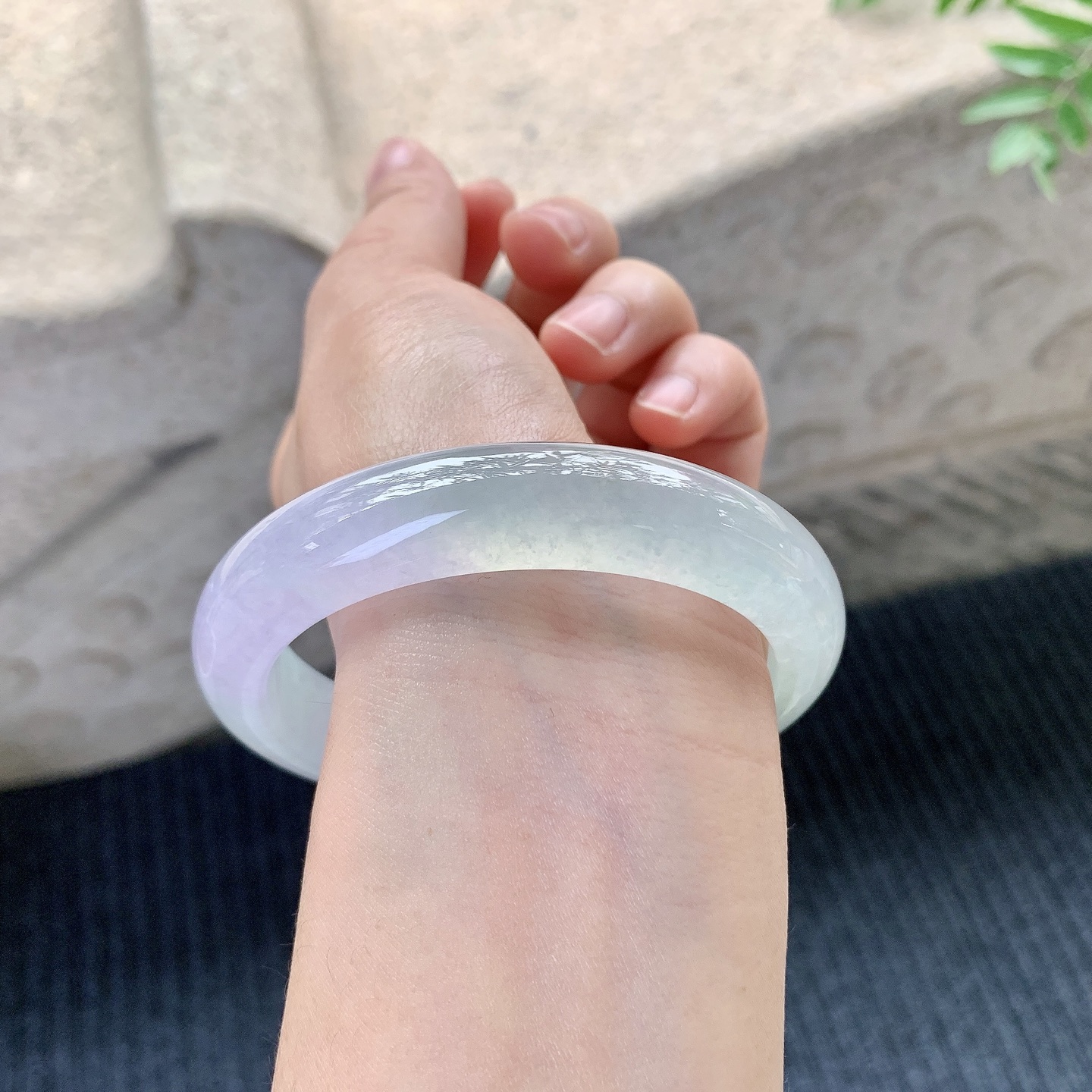 正圈59 60【圈口】60.7/13/9【编码】B2041369【描述】冰糯春彩，水润，种老，细腻，打灯有絮线