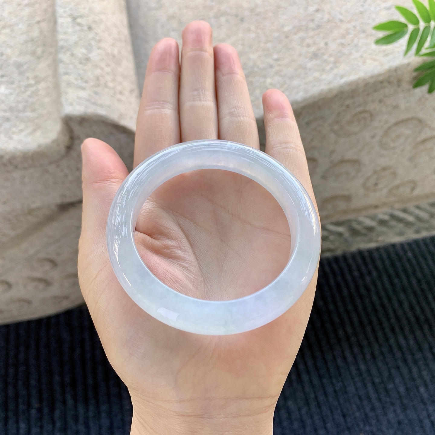 正圈53 54【圈口】54.2/10.8/8.9【编码】C5012523【描述】糯冰紫底，水润，种老，细腻，无裂