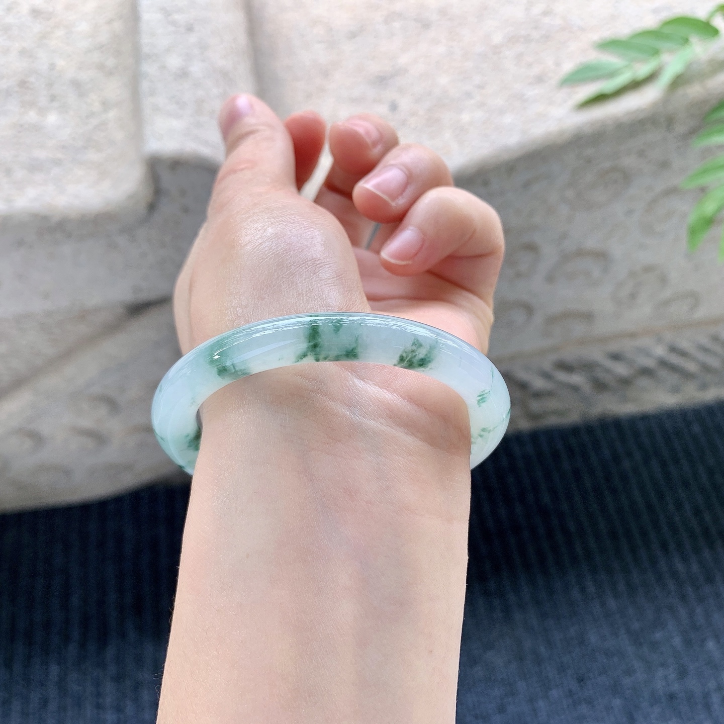 圆条51 52【圈口】52.3/7.9/8.1【编码】QX121338【描述】冰糯飘花，水润，种老，细腻，无裂