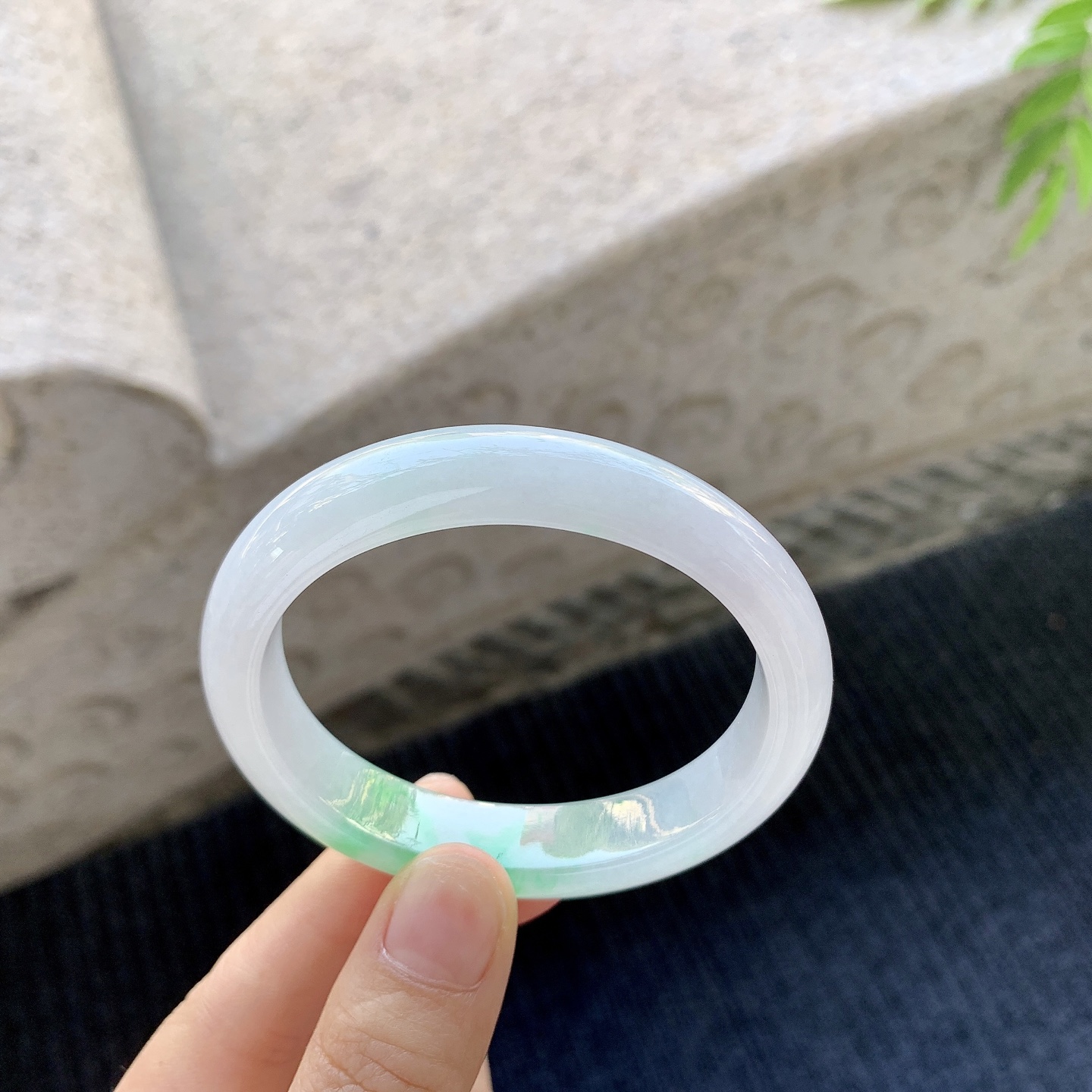 贵妃53 54【圈口】54.3/46.4/12/7.6【编码】C5031366【描述】糯冰飘阳绿，水润，种老，细腻，无裂